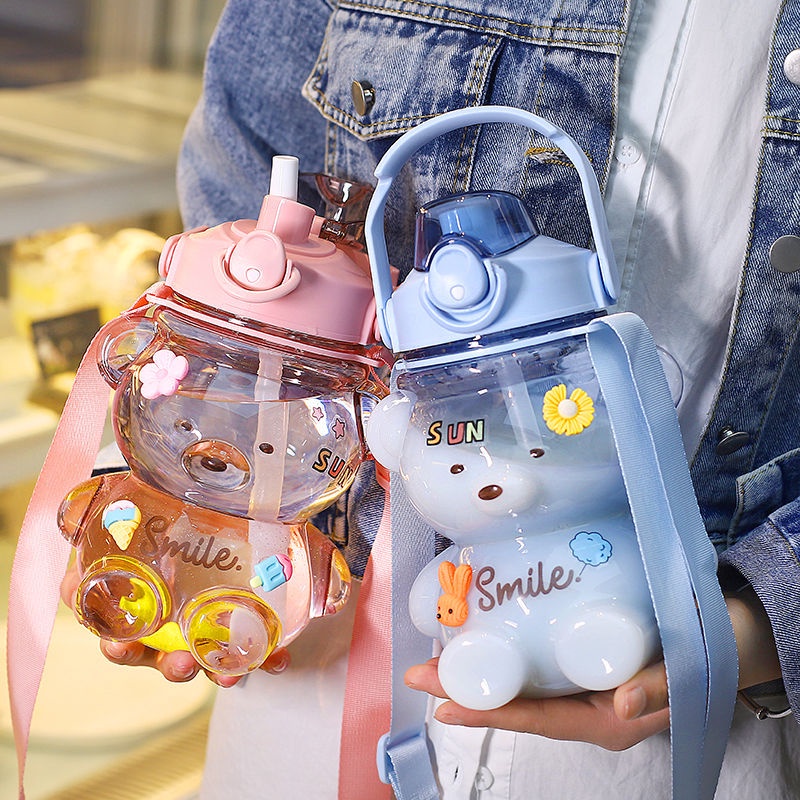 Bình đựng nước mang đi học, hình gấu cute kèm ống hút ngộ nghĩnh, dễ nhựa, đảm bảo an toan cho trẻ.