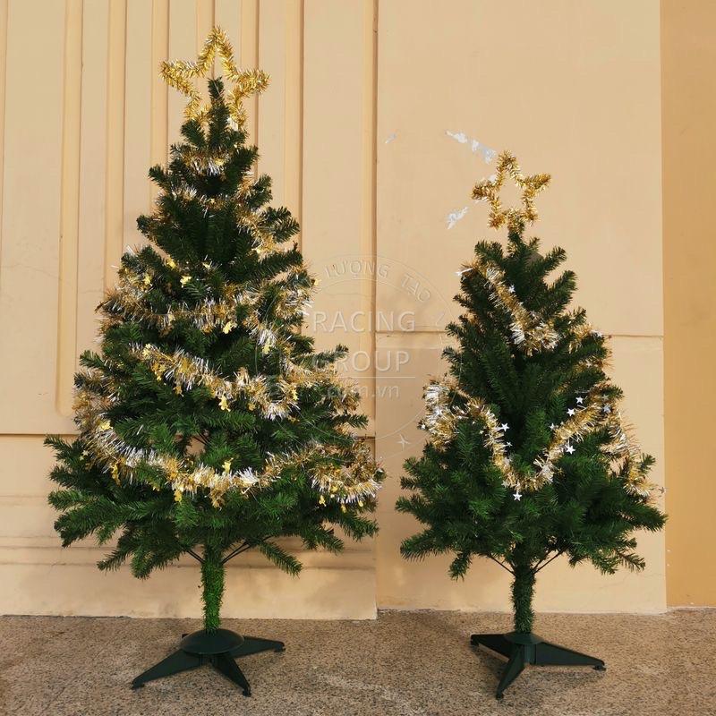 cây thông noel 150cm kèm bộ phụ kiện đầy đủ trong cây thông