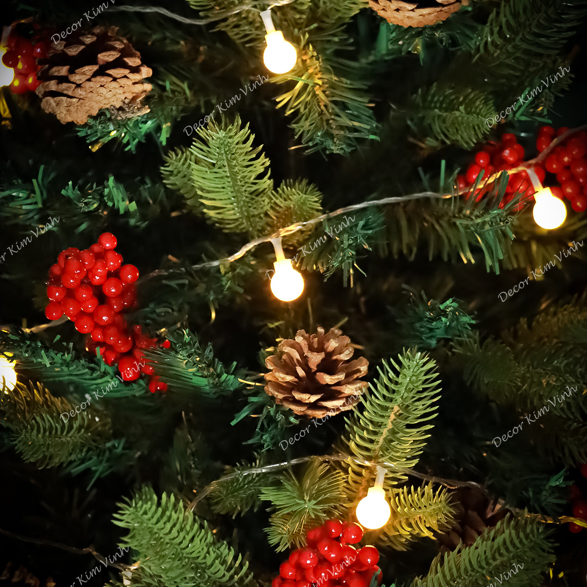 Cây Thông Lá PE Cao 90cm Trang Trí gắn Trái Đỏ C8 Trang Trí Noel