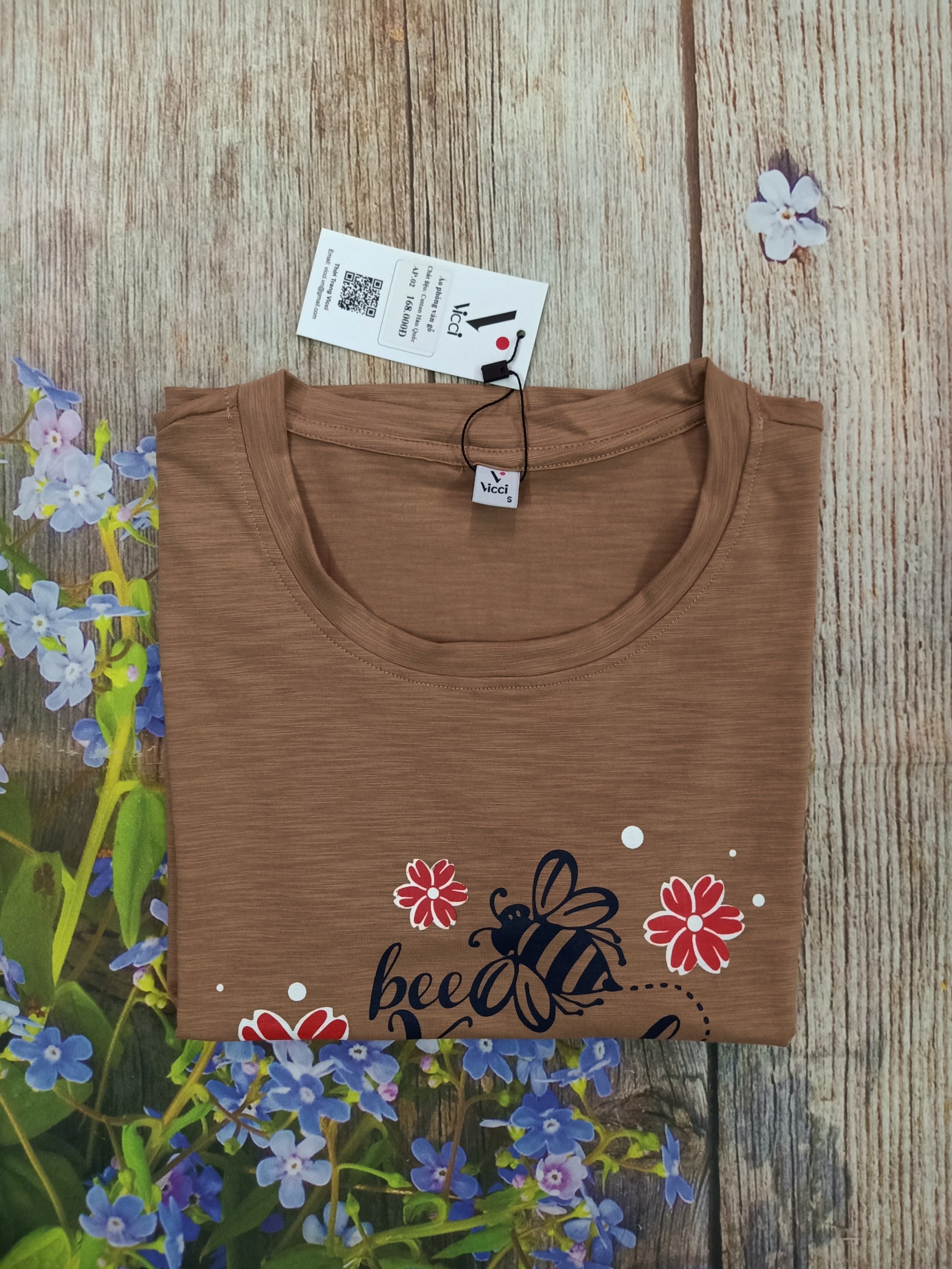 Áo phông ngắn tay, áo thun nữ cộc tay Vicci AP.01.4 chất liệu cotton vân gỗ in chữ Bee Kind