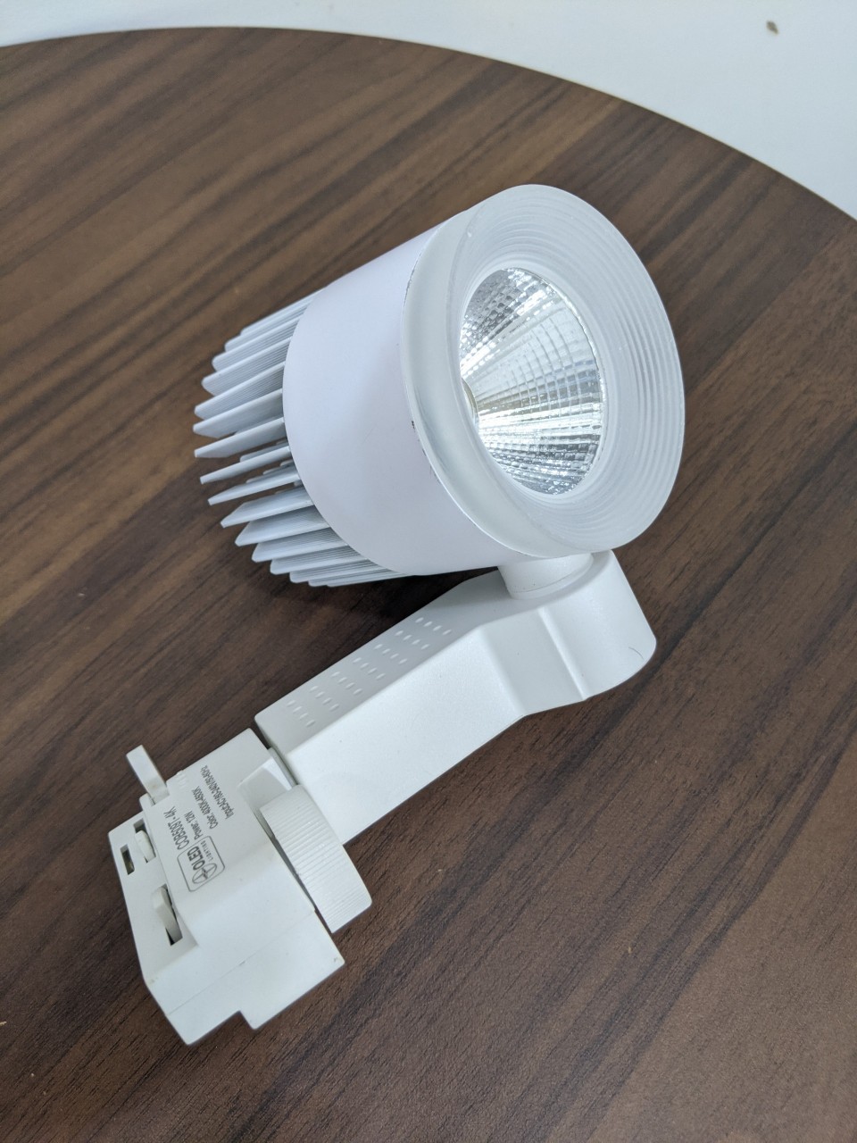 Đèn rọi ray tản nhiệt nhôm 12w/20w dùng trang trí shop quần áo, showroom.