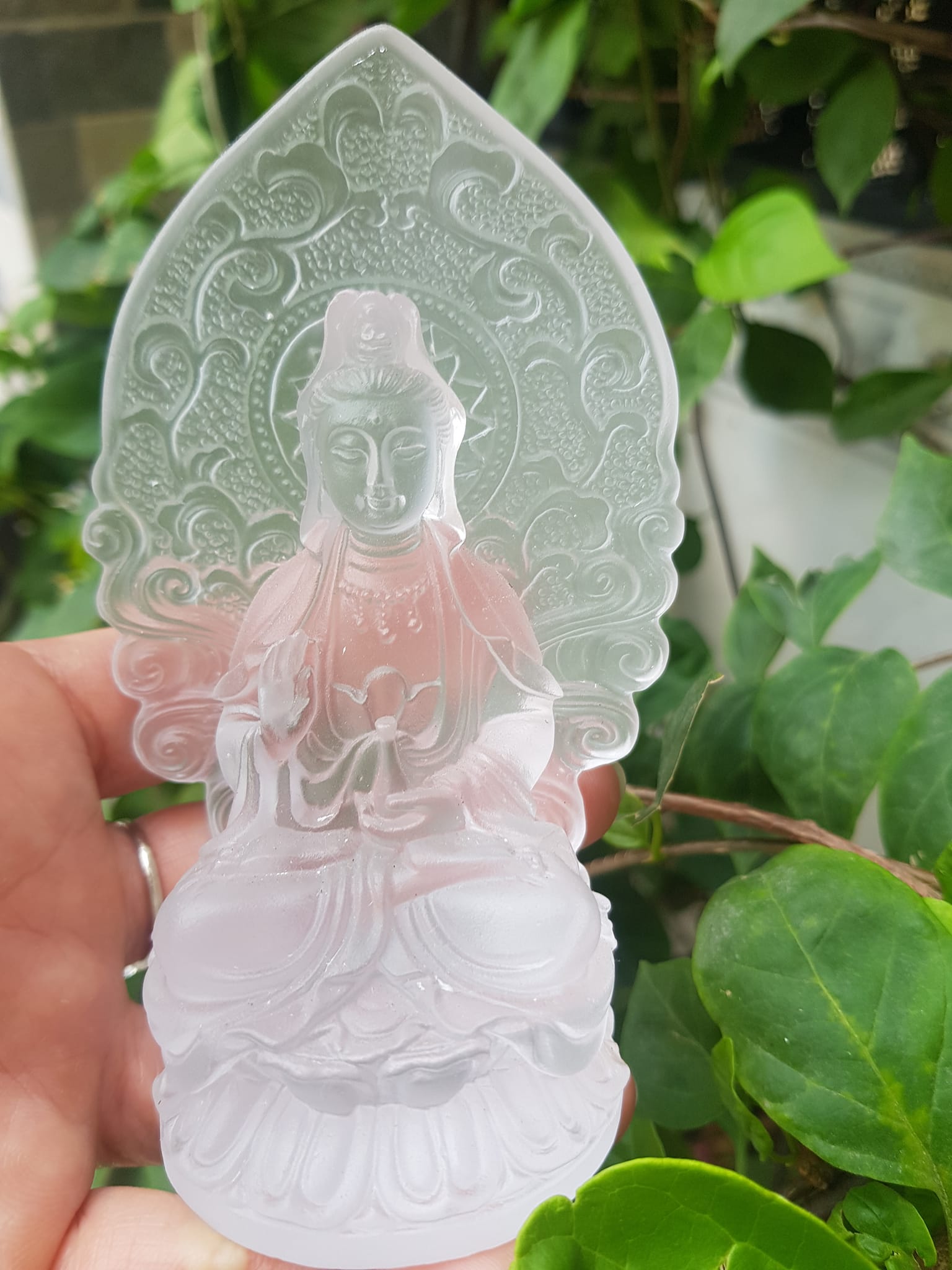 TƯỢNG PHẬT BÀ QUAN ÂM MỚI ĐÁ LƯU LY TRẮNG TINH ĐỂ TRONG XE HƠI hoặc BÀN cao 12cm x đk 7cm x đế 5cm Mệnh KIM mệnh THUỶ ạ