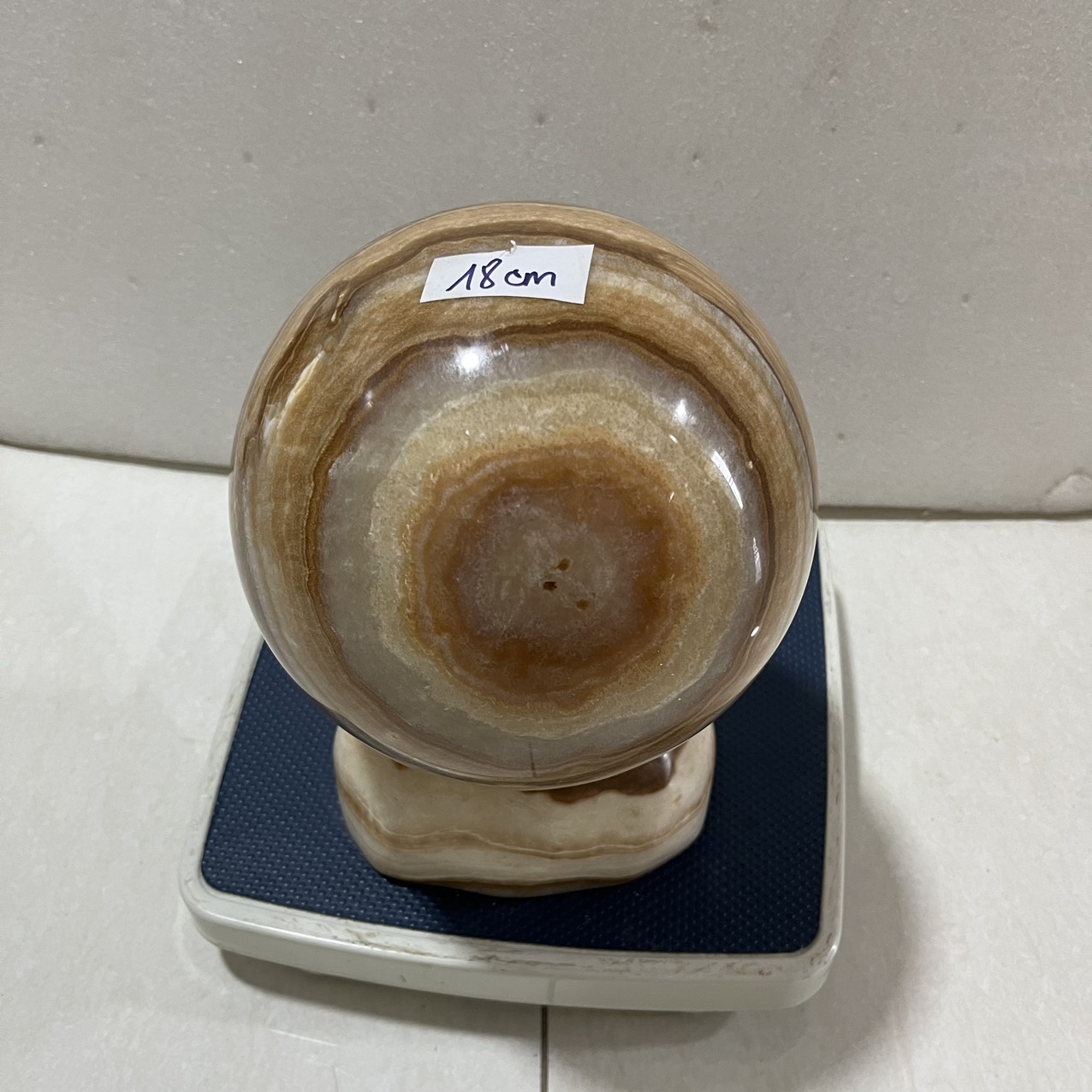 Cầu bi đá tự nhiên đường kính 18 cm, nặng 11 kg có đế màu vàng vân cực đẹp cho người mệnh Kim và Thổ