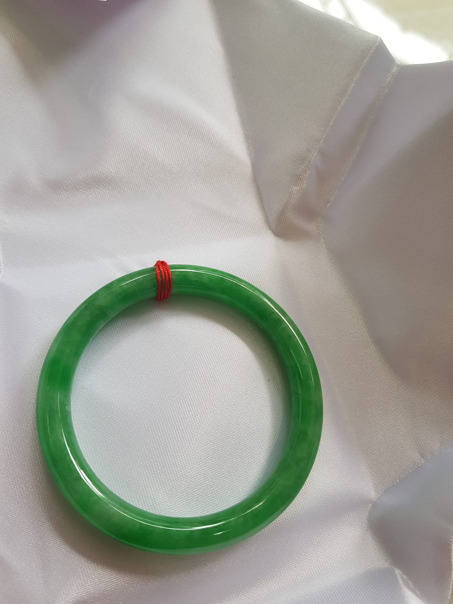 Vòng tay nữ đá cẩm thạch Đậu Nở Sao 52mm x 7,2mm  Màu Xanh đậu lá tươi nhẹ nhàng bóng đẹp  Nữ mệnh Mộc, Hỏa, Thủy 50kg-57kg đeo ạ