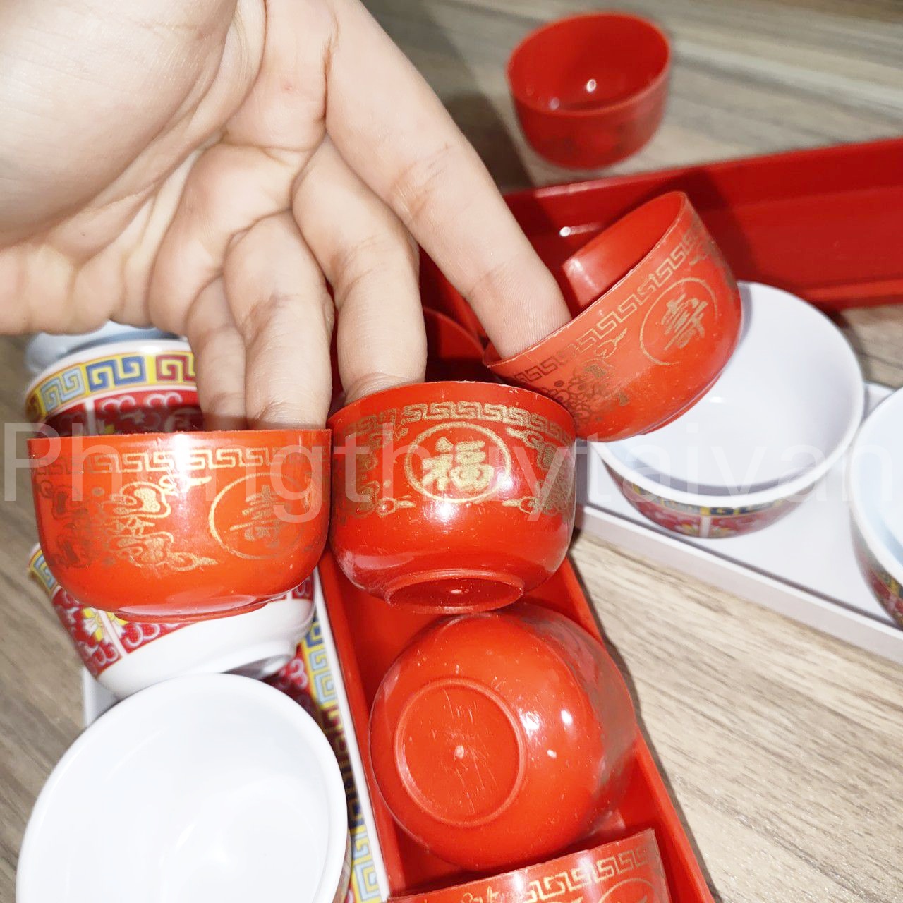 Khay chum bàn thờ 3 ly, 5 ly mica, nhựa đỏ kèm đế - thờ cúng.