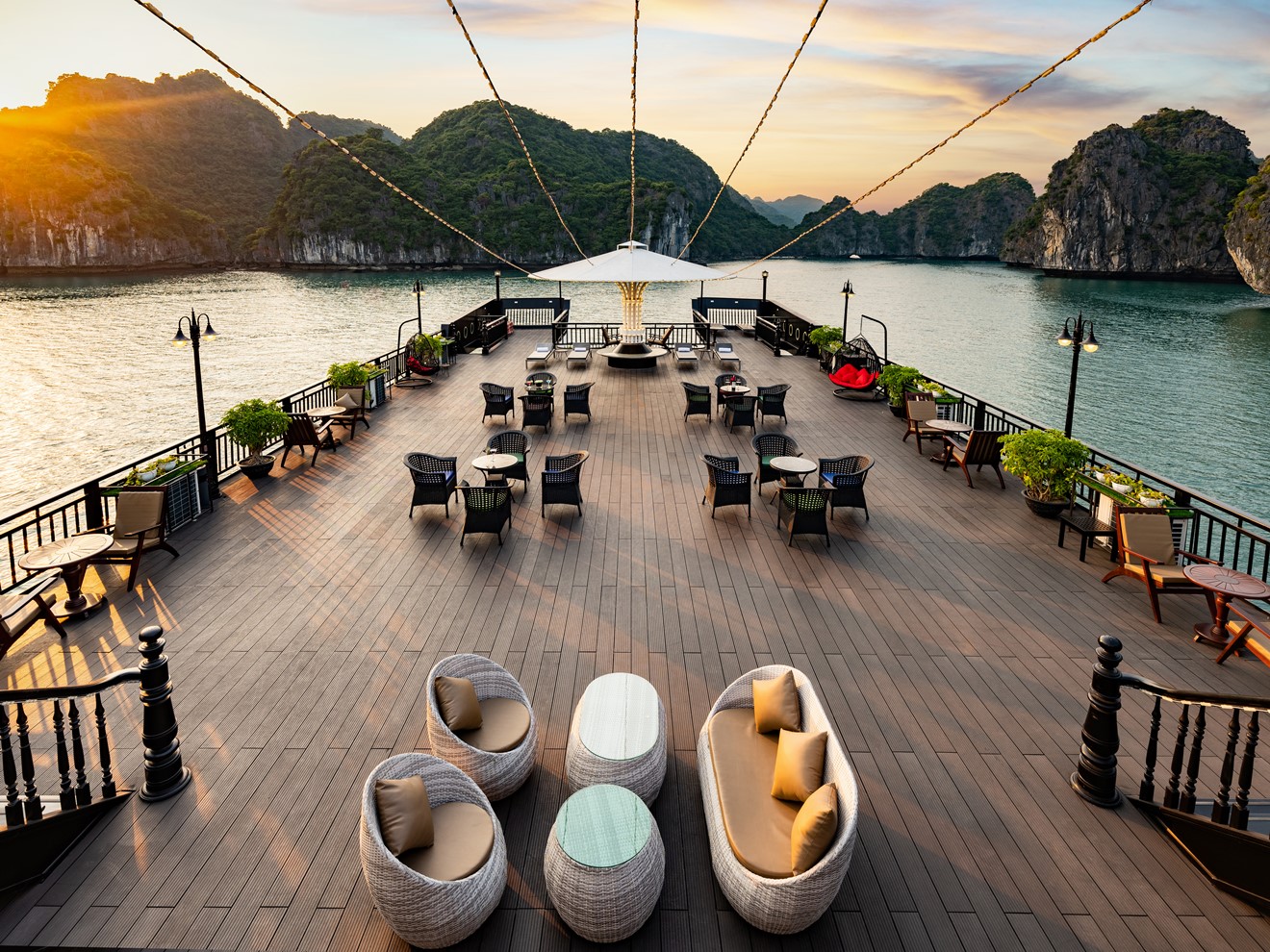 Voucher 2N1Đ Ngủ Đêm Trên Du Thuyền 5 sao Rita Cruise Sang Trọng Tại Vịnh Hạ Long