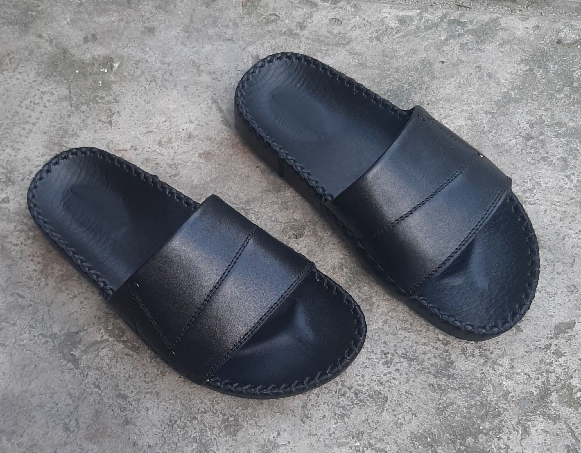 Dép nam da quai ngang cao cấp. Dép được may chắc chắn, SẢN PHẨM được bảo hành. Sỉ giá tốt