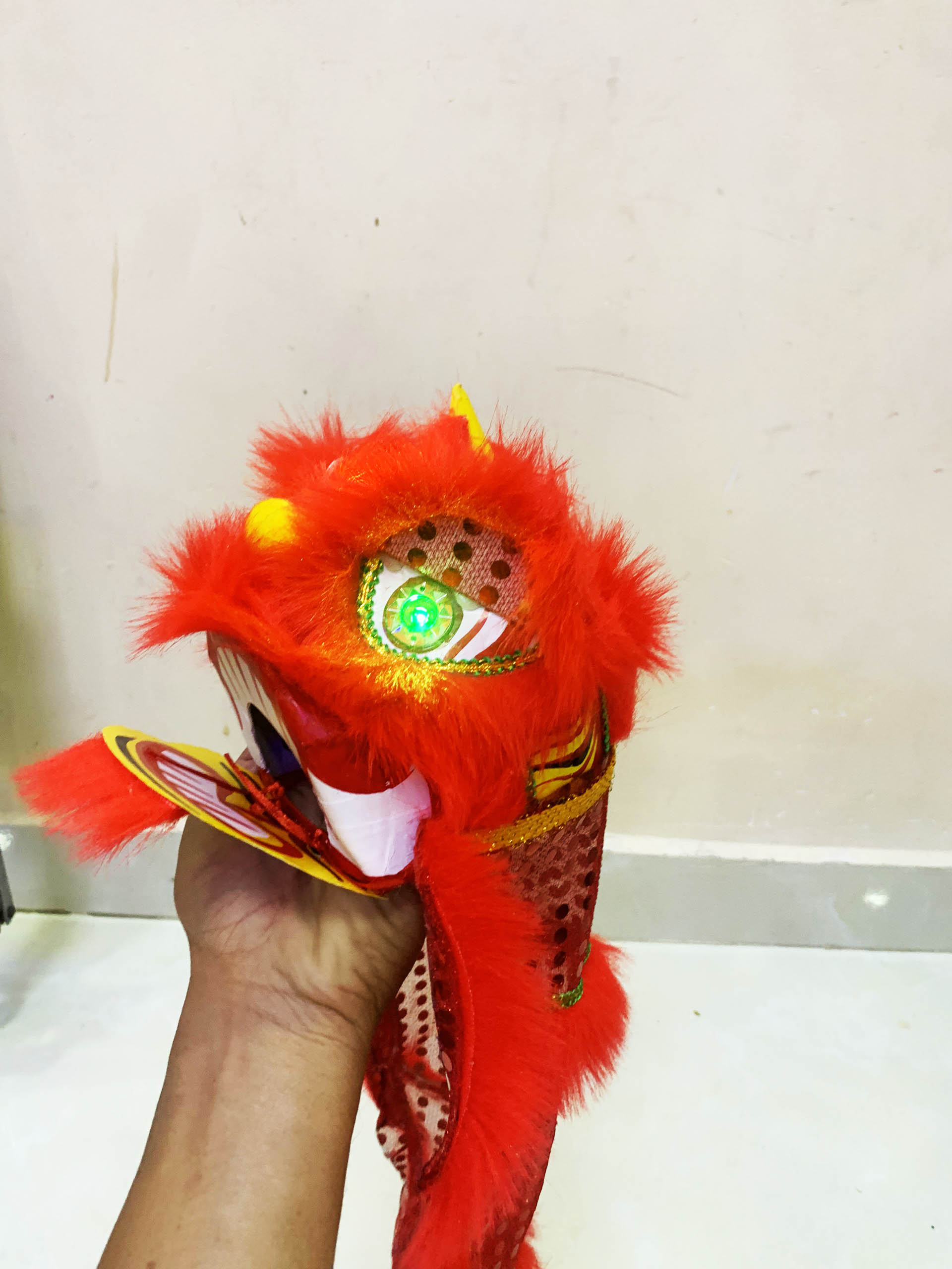 Đầu lân, sư tử, có đèn cử động chơp mắt rất đẹp, trông lân bằng da, đầu ông địa