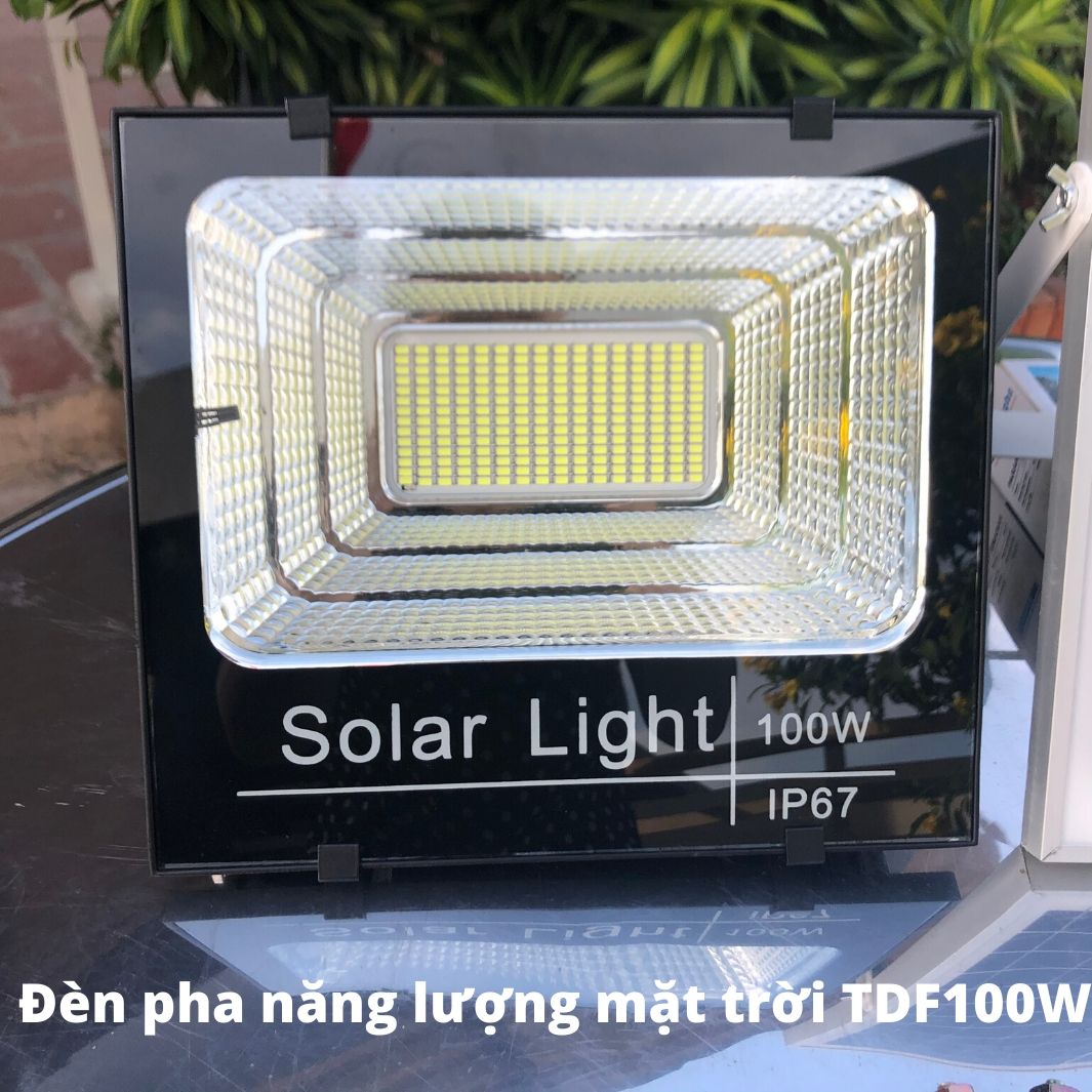 Đèn pha năng lượng mặt trời chống thấm nước IP67 100W. Có sensor cảm ứng sáng tối, tự động bật tắt, chống nước, độ sáng tương đương 100W. An tooàn. Dễ dàng lắp đặt. Không dùng điện