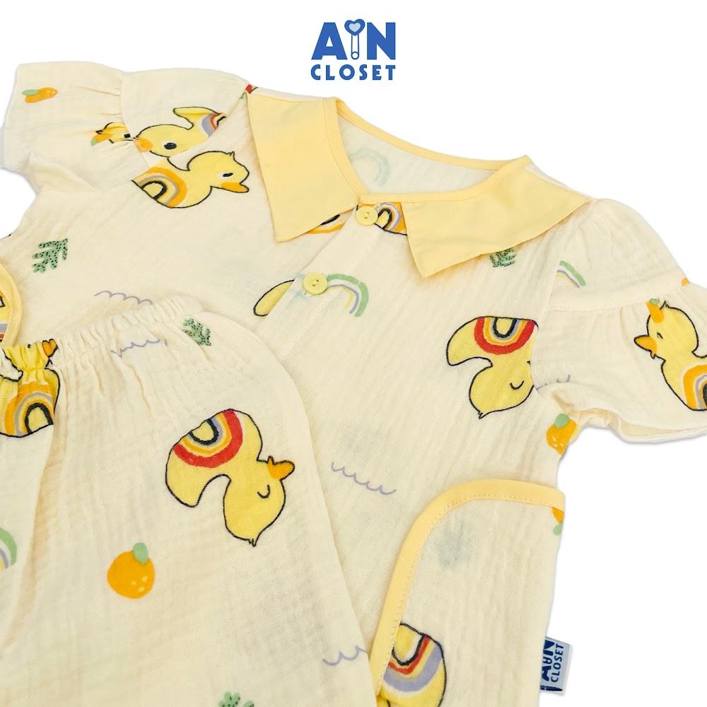 Bộ quần áo dài tay ngắn bé gái họa tiết Vịt Vàng xô muslin - AICDBG1VBB9W - AIN Closet