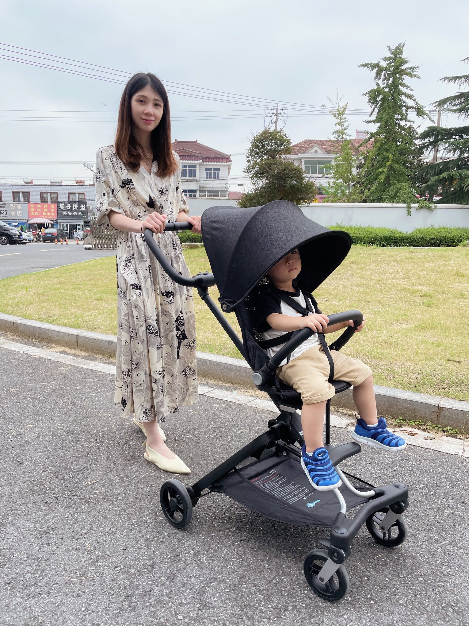 Unilove Xe đẩy siêu nhẹ 2 trong 1 On The Go dễ dàng gấp gọn, có mái vòm chống tia UV và ghế ngồi xoay 360 độ