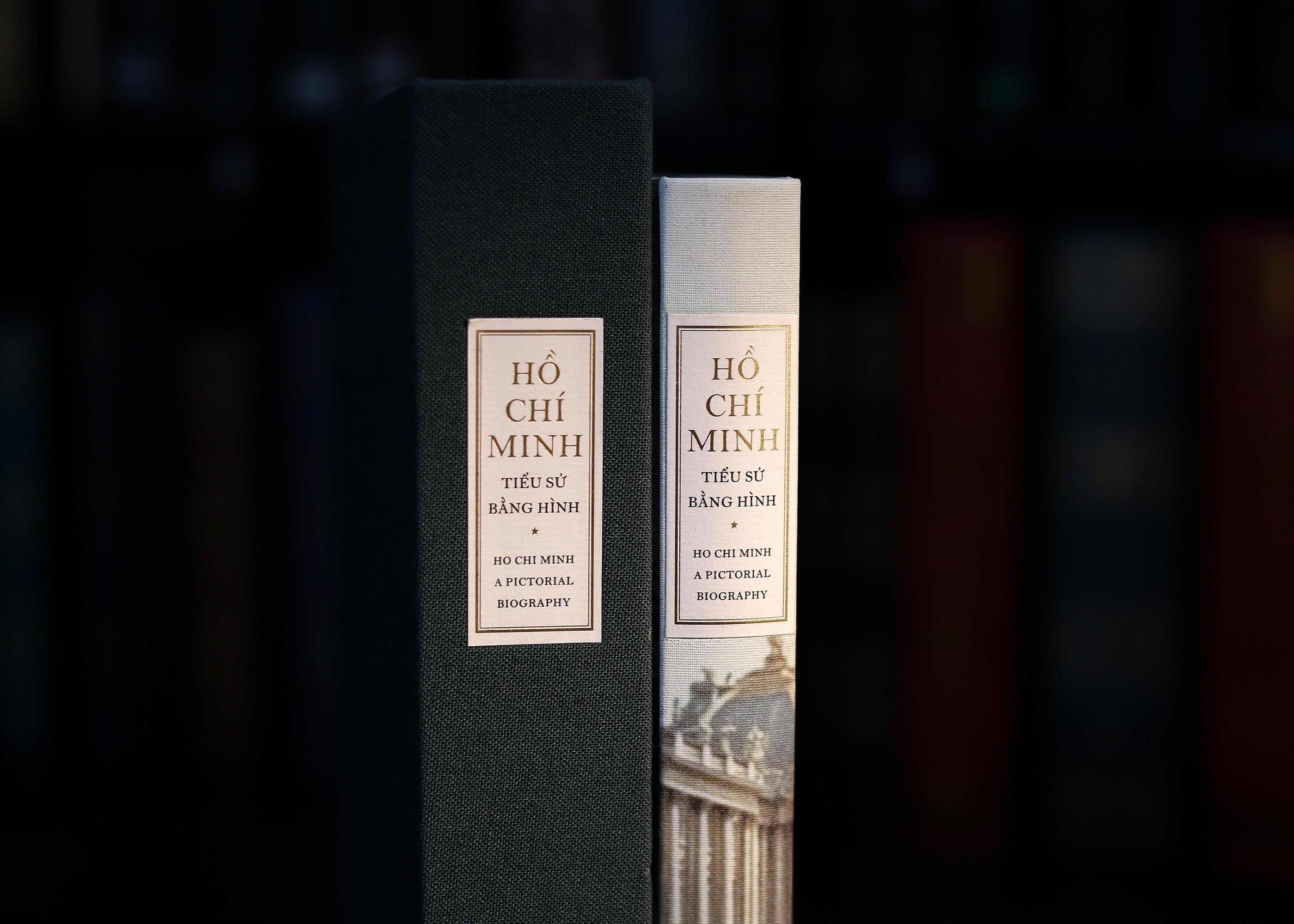 Sách - Hồ Chí Minh - Tiểu Sử Bằng Hình - Ấn Bản Giới Hạn - Bìa Vải