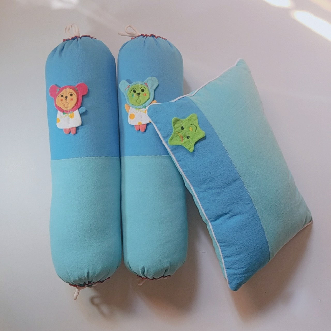 Bộ Gối Nằm 02 Gối Ôm Cho Bé Vải Cara - Giao Màu Sắc Ngẫu Nhiên