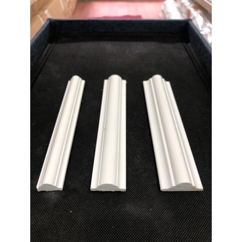 Phào chỉ khung tường composite bản 2.4cm cân màu trắng hoàn thiện