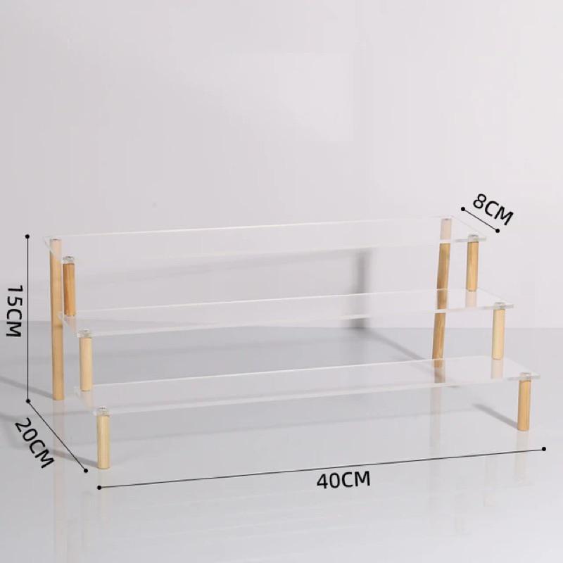 Kệ Mica chân gỗ trưng bày mô hình sản phẩm, nước hoa, bánh