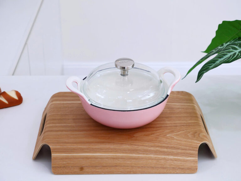 Nồi Gang Tráng Men Sứ Cao Cấp Seka SKG420 Size 20cm,Kèm Vung Kính Cao Cấp An Toàn - Hàng Chính Hãng