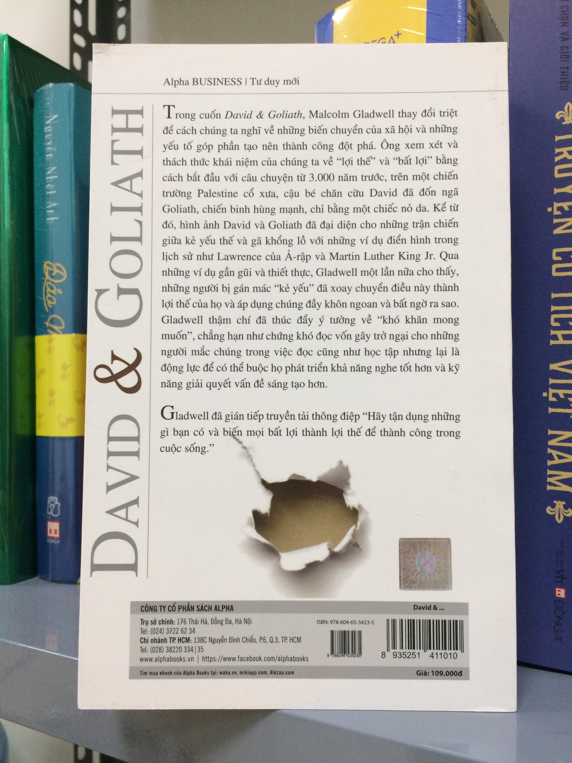 David &amp; Goliath (Cuộc đối đầu kinh điển và nghệ thuật đốn ngã những gã khổng lồ) Tái bản 2018