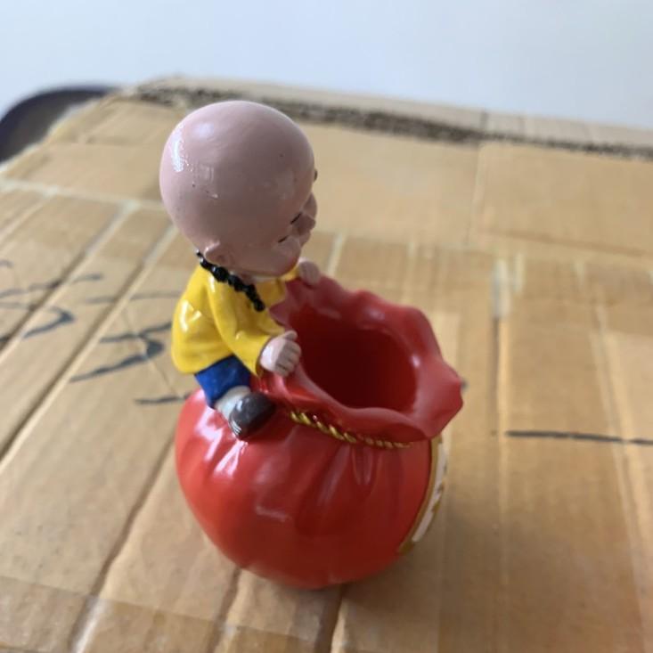 Tượng chú tiểu ôm túi tiền may mắn