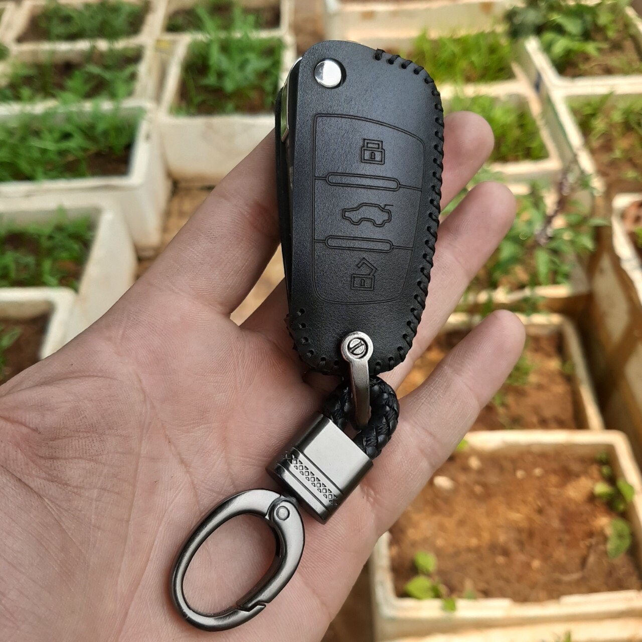 Bao da chìa khoá Audi A3, A4, A5, A6, A7, A8, A4L, A6L, Q5, Q7. Da bò thât 100%. Có khắc tên, sdt. Bảo hành 2 năm (chìa khóa như hình)