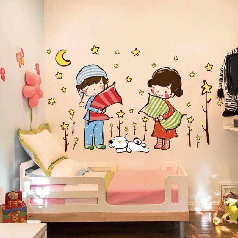 Decal dán tường, tranh dán tường phòng ngủ bé ôm gối