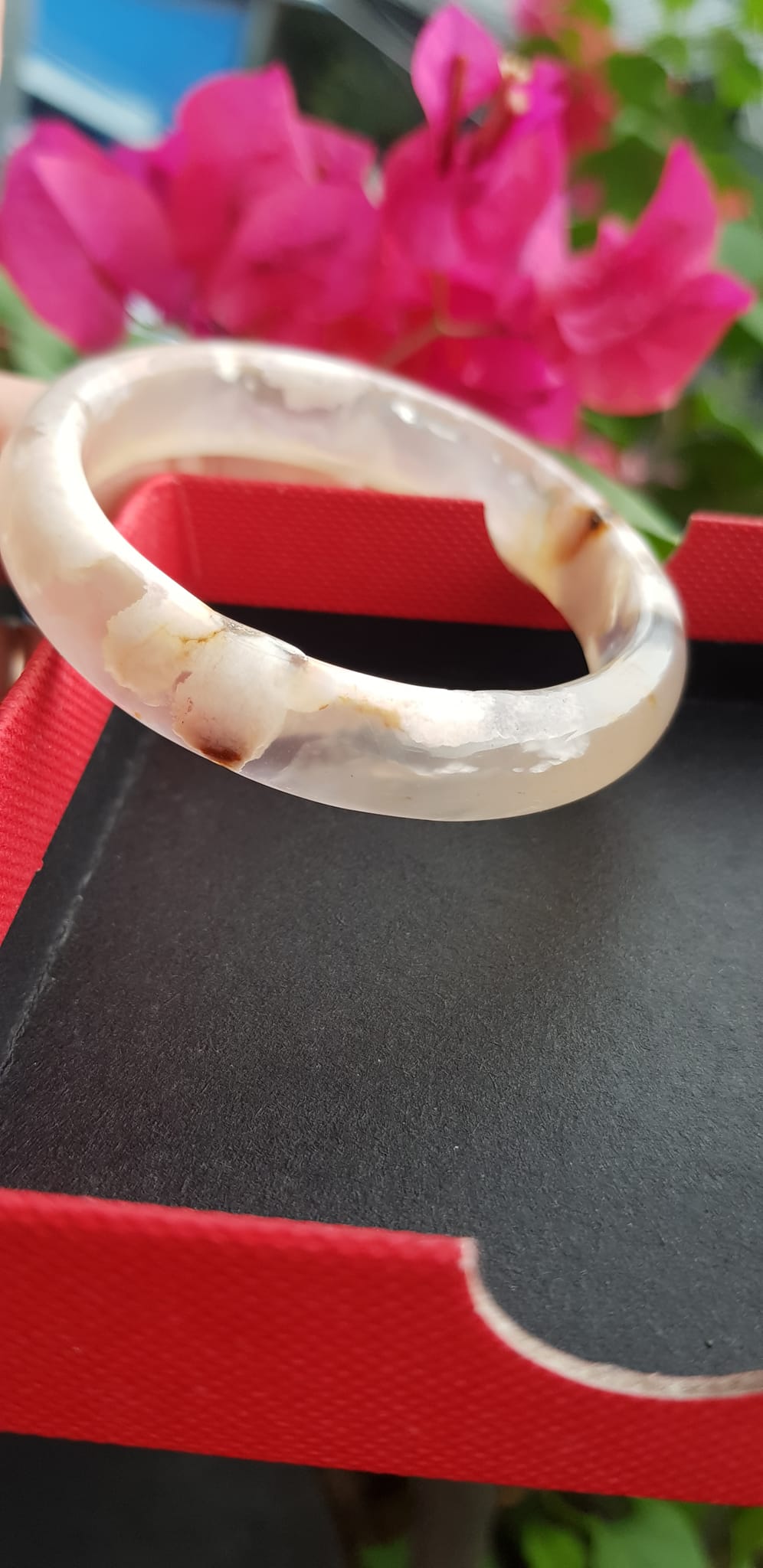 Vòng tay phong thuỷ Nữ Bản Hẹ Đá Mã Não trắng vàng nhẹ bông hoa bóng đẹp Vòng tay Nữ Ni 48mm x Cao 11mm x dầy 6mm Nữ tay nhỏ cân nặng 30kg - 45kg đeo đẹp ạ