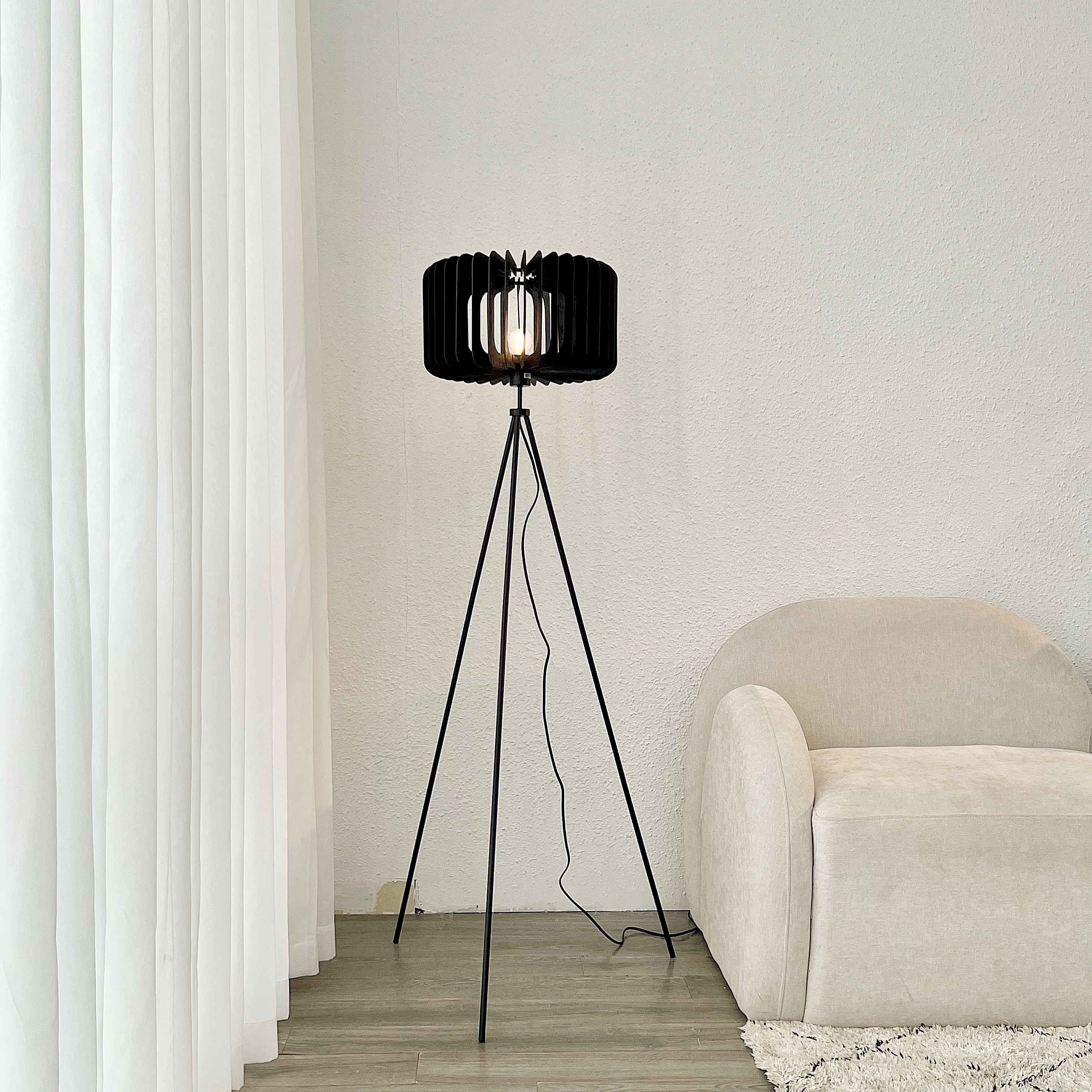 Đèn cây đứng chân máy minimalist, chao đan bằng gỗ độc đáo DCLA013