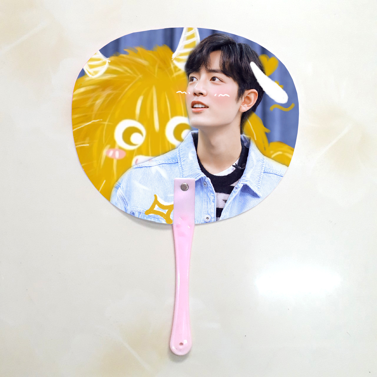 Qụat cầm tay Tiêu Chiến