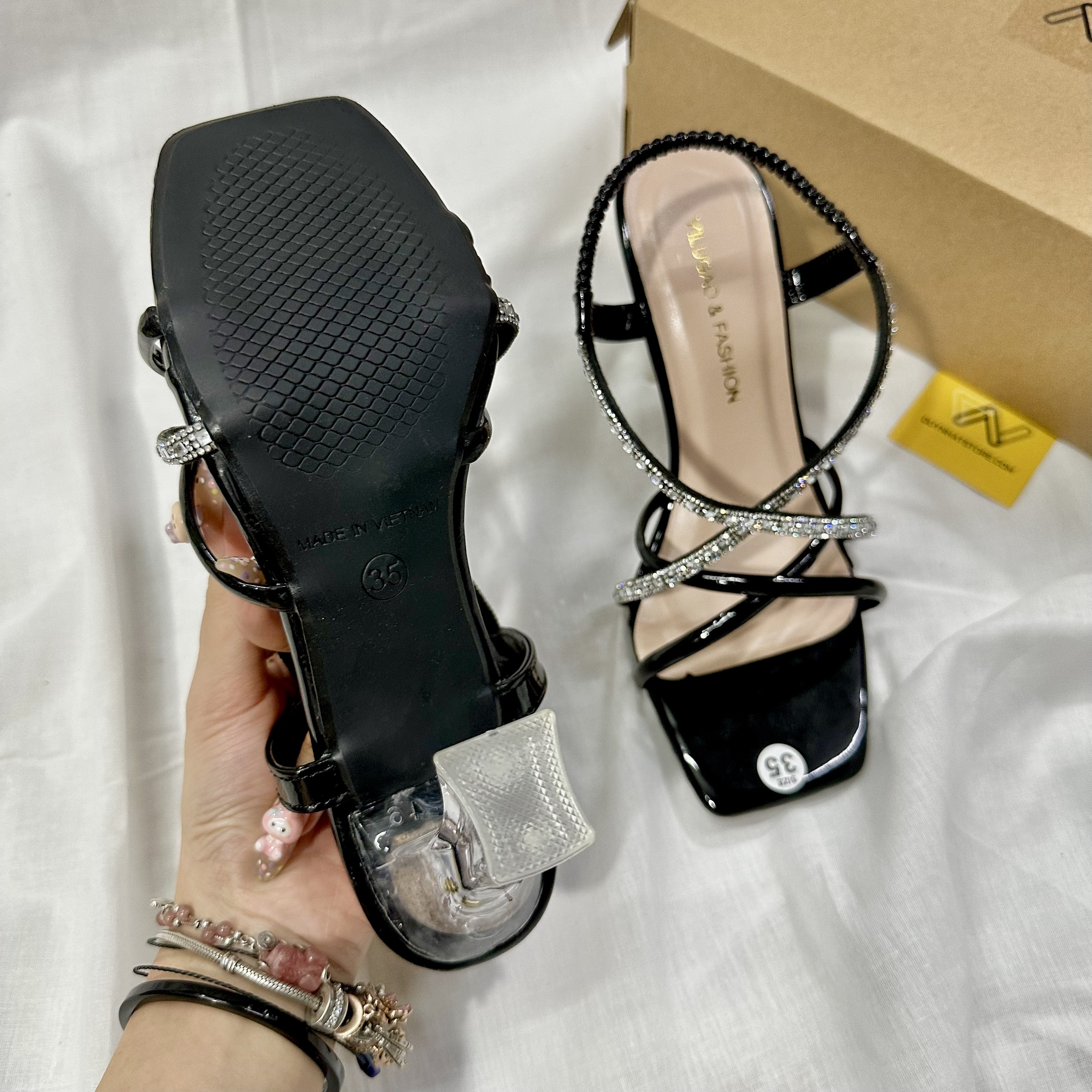 Dép Giày Sandal Cao Gót Quai Ngang Chéo Giày Duy Nhật Store Phối Kim Tuyến Da Bóng Dây Mảnh Gót Vuông Trong Nhọn Đẹp 7cm Đen Thun