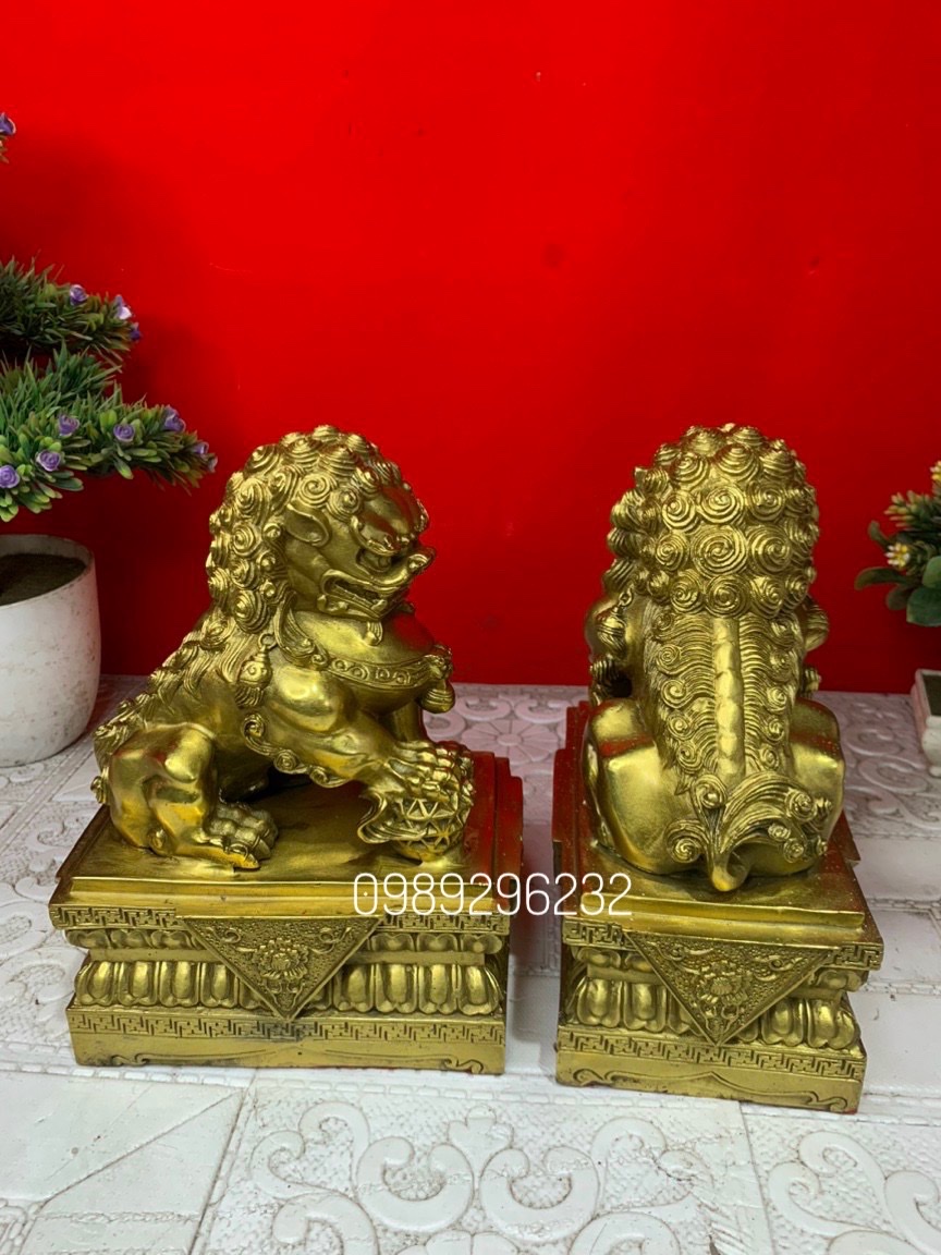 Tượng Nghê ngồi trên bệ bằng đồng vàng cỡ lớn