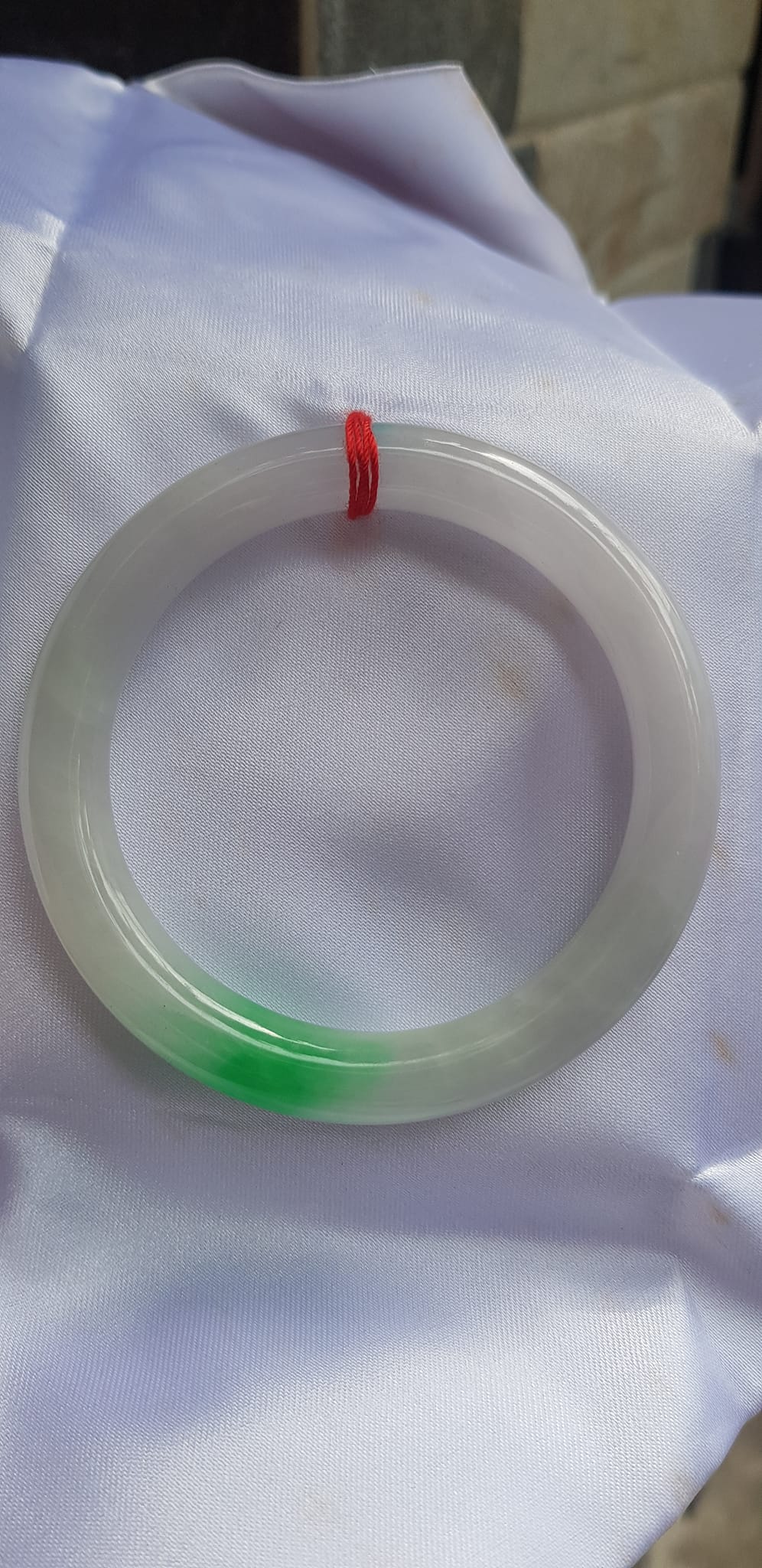 Vòng Cẩm Thạch tự nhiên Tr Lý Ni 52mm Vòng size 52mm x chột 8mm bóng đẹp màu trắng bóng điểm xanh lý tươi đậm đẹp 1 điểm nhấn của vòng xinh xắn lắm Nữ 50kg - 55kg kim mệnh thuỷ đeo hợp ạ