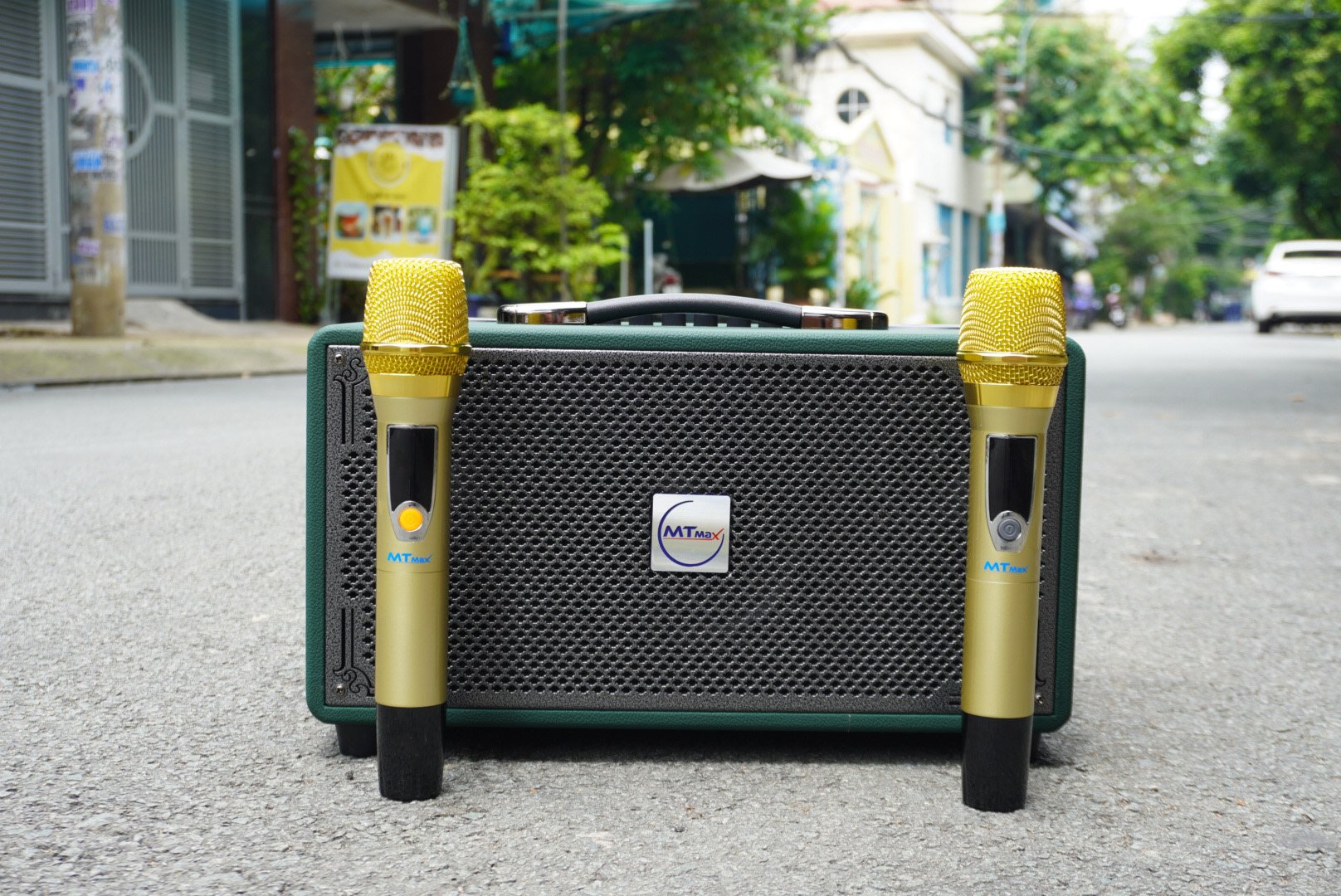 Loa kéo di động MTMAX  B52 Bass 16 kèm 2 Micro không dây kim loại .Chiếc loa hàng chính hãng  B52 với thiết kế mạnh mẽ vỏ gỗ bọc da tổng hợp, sang trọng, loa bass chắc, âm thanh hơn hẳn các loa ngang tầm giá.
