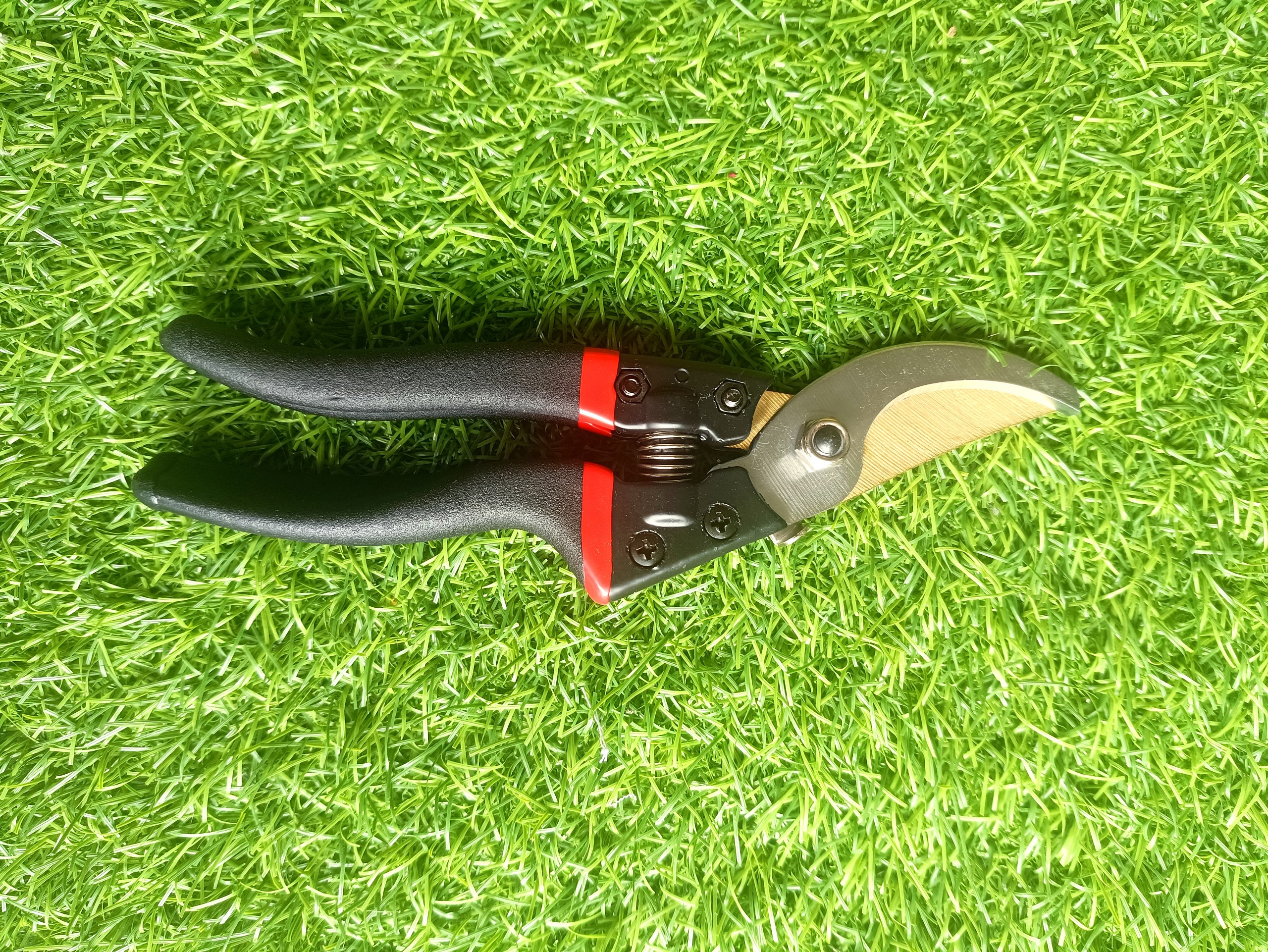 KÉO CĂT CÀNH CÁN ĐEN LƯỠI SK5 VÀNG