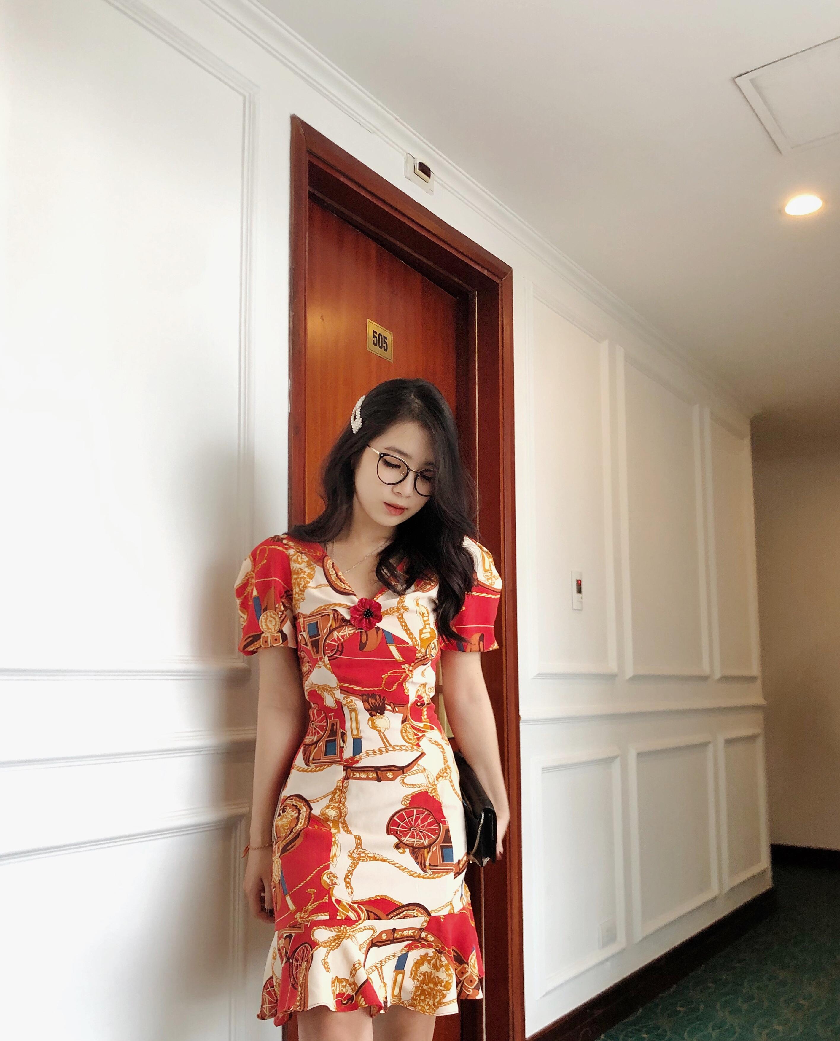 Váy liền đuôi cá mã IVDD2005 thiết kế tay bồng ngắn trên gối họa tiết cỗ xe sang trọng màu đỏ cam, đính hoa handmade
