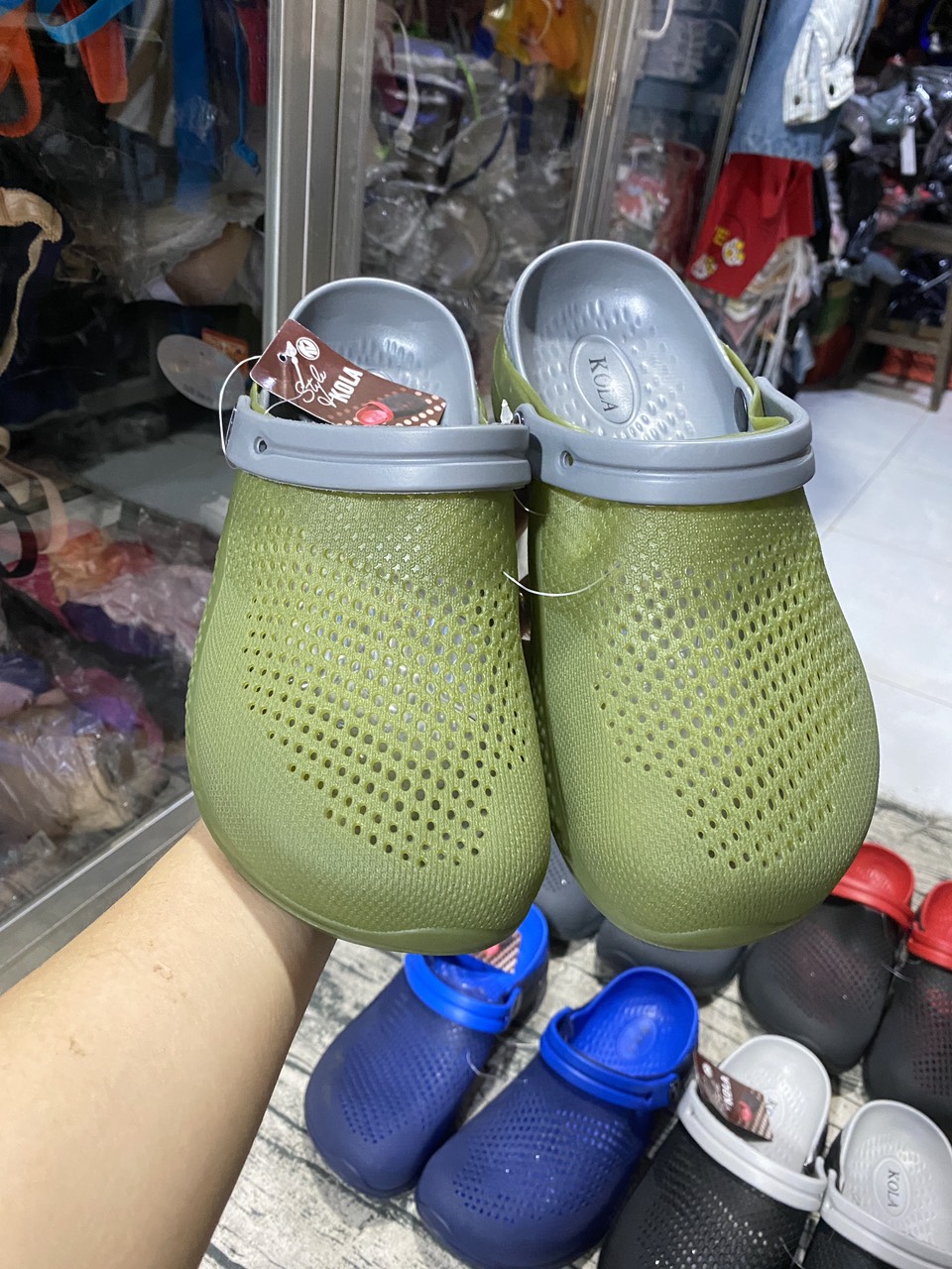 DÉP SỤC NHỰA ĐI MƯA LỖ NHỎ THOÁNG KHÍ NAM SIZE 40-44 ĐỦ MÀU