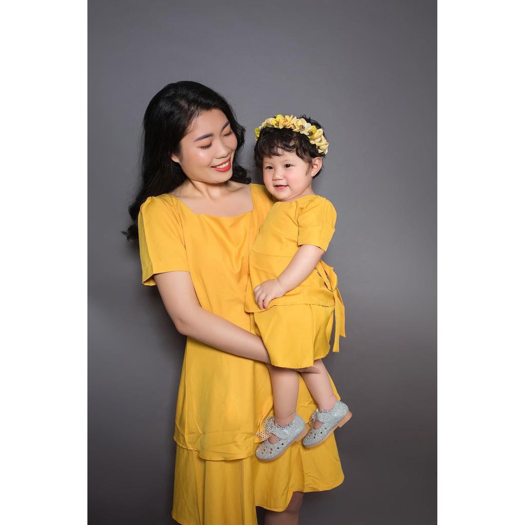 Set mẹ và bé gái màu vàng xinh tươi