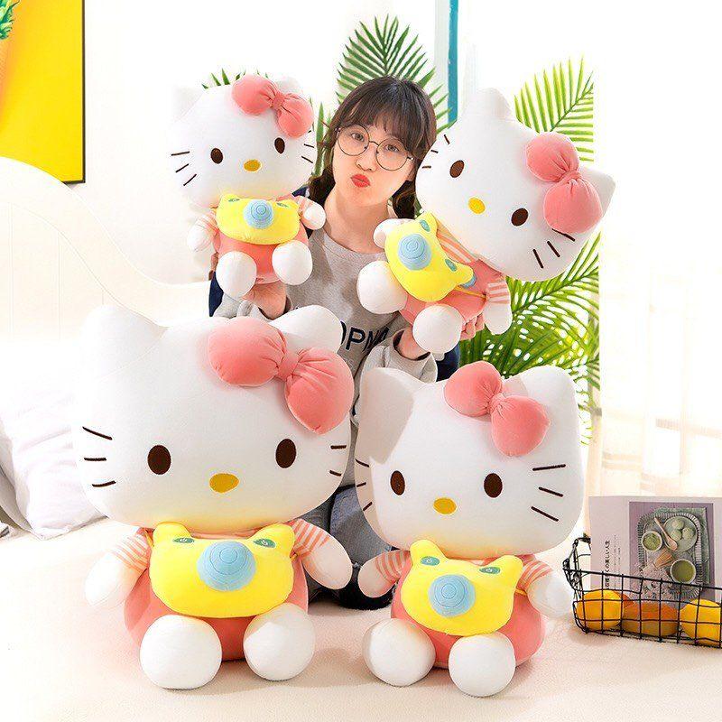 BÔNG KITTY/ GẤU BÔNG HÌNH KITTY CHO BÉ MẪU KITTY ĐEO MÁY ẢNH MẶC ÁO ĐI DU LỊCH SIZE 35CM (trái dâu tây)