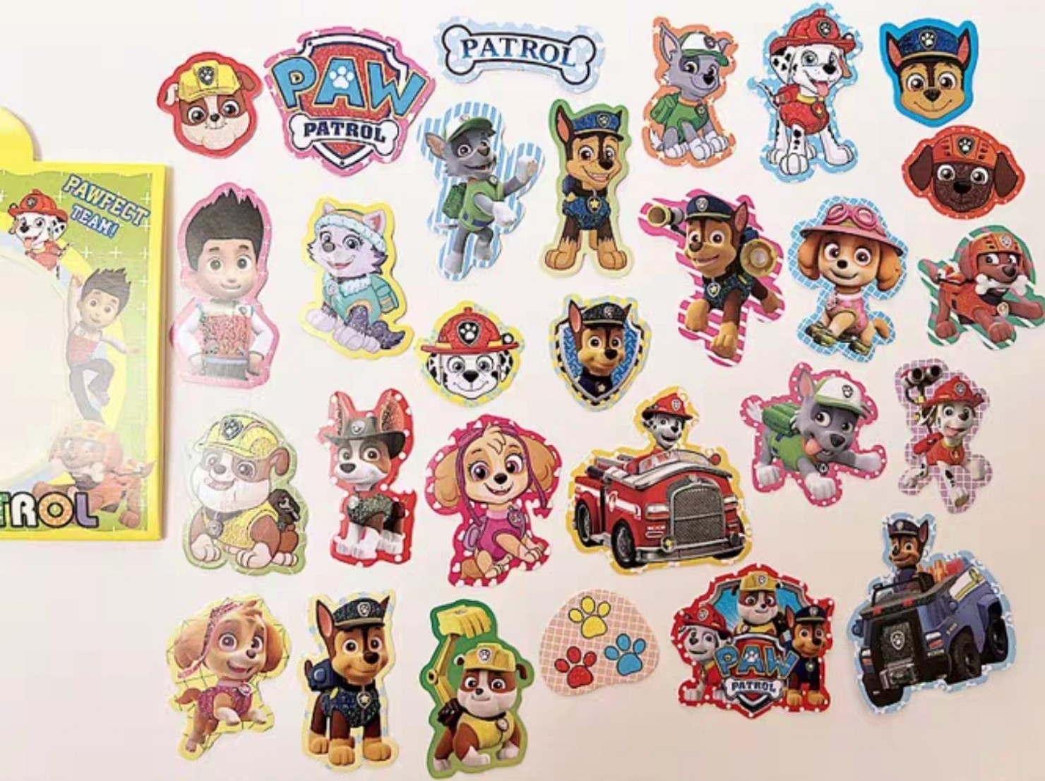 Set 28 sticker hình dán viền kim tuyến cho bé Paw Patrol