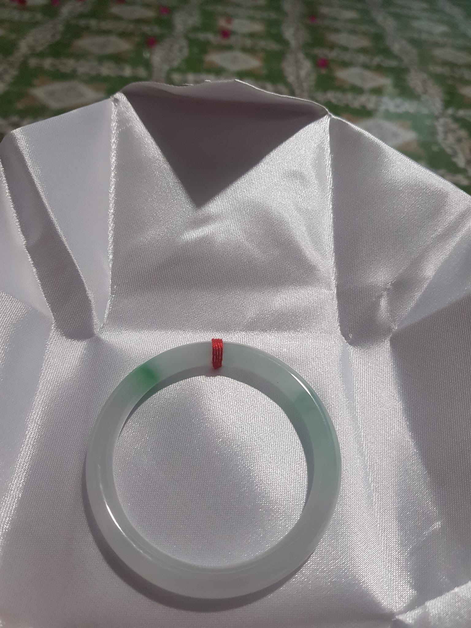 Vòng cẩm thạch tự nhiên Lý A 51mm x 7mm Màu Trắng Bóng 2 điểm xanh lý nhẹ đẹp sang Nữ Mệnh Kim mệnh Thủy 50kg - 57kg ạ