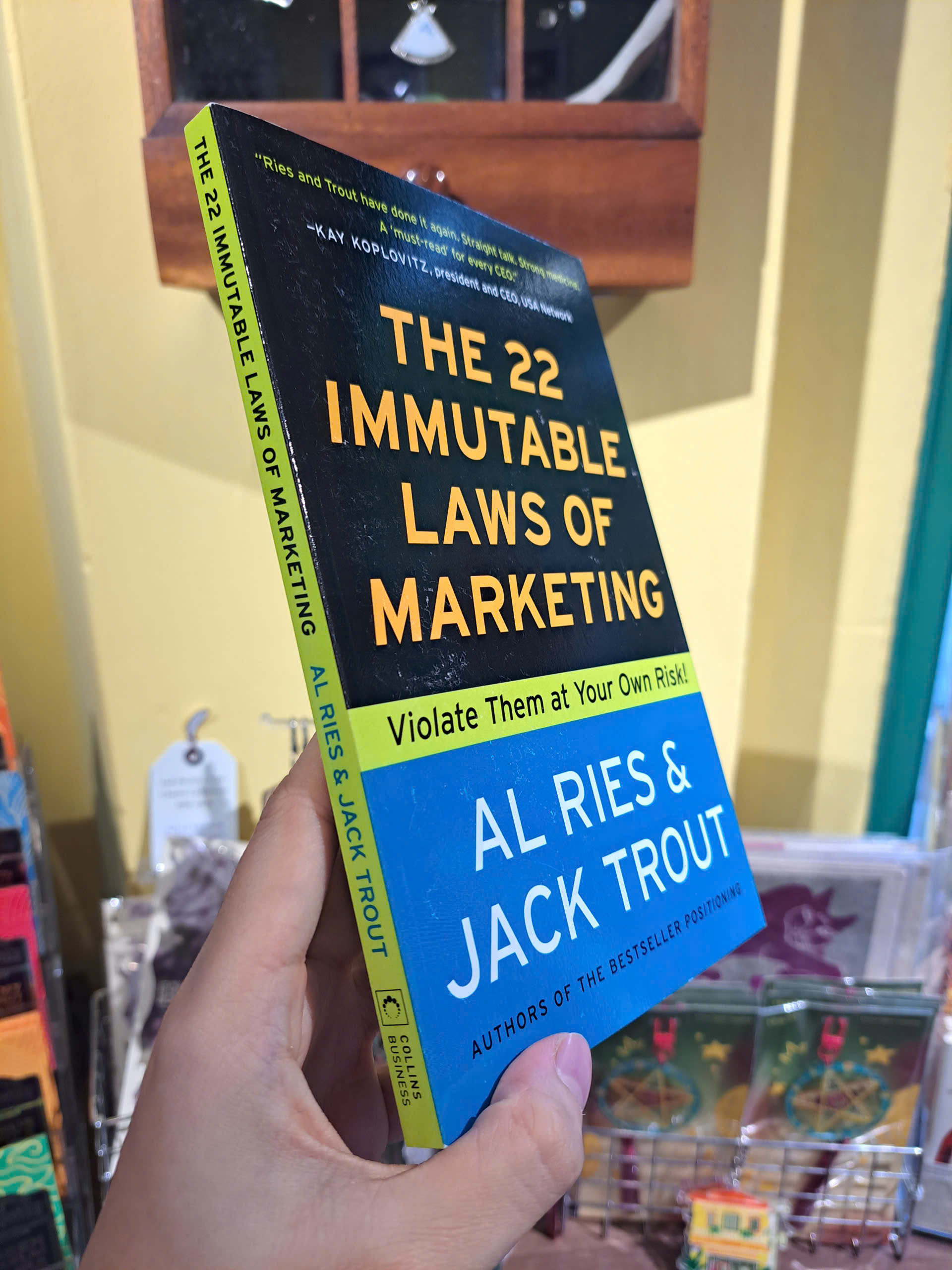 Sách - The 22 Immutable Laws of Marketing by Al Ries & Jack Trout | Business / Self Help / Management / Ngoại văn