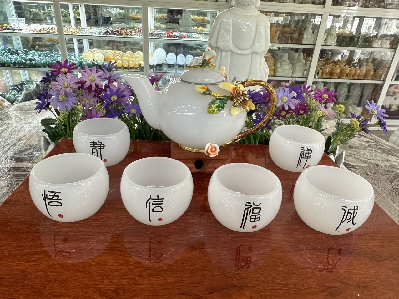Bộ ấm trà chạm hoa hồng và ong đá bạch ngọc