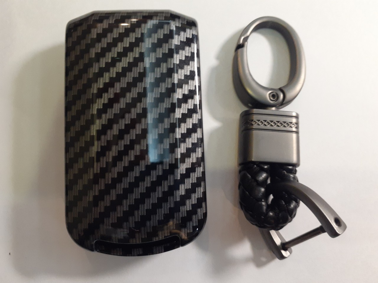 Ốp nhựa carbon lót silicon bọc, bảo vệ chìa khóa cho xe Mitsubishi Xpander, Outlander kèm móc đeo INOX