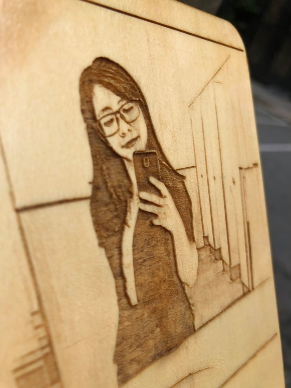 Kệ gỗ để điện thoại