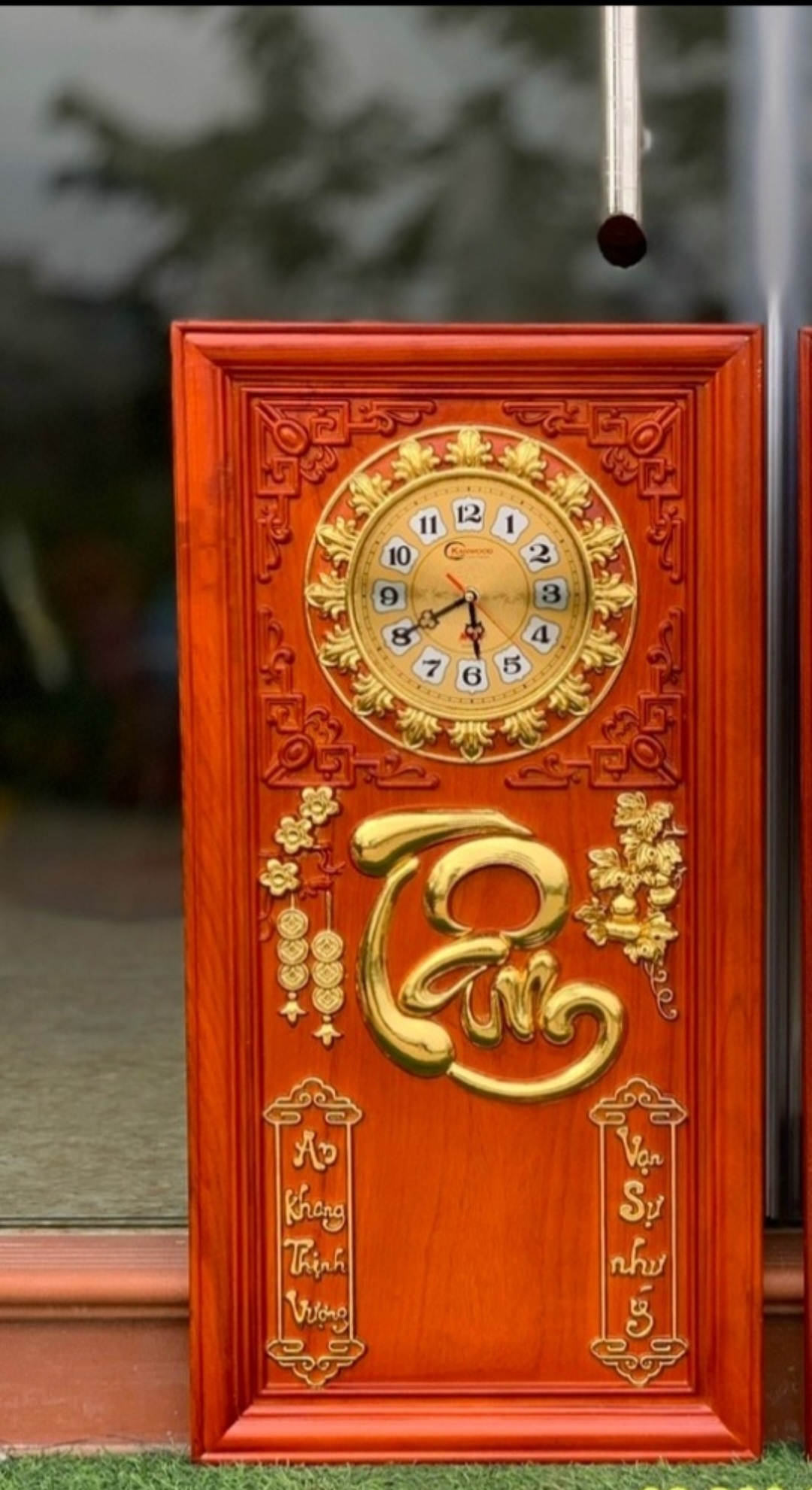 Tranh đồng hồ kết hợp với đốc lịch khắc chữ treo tường được làm bằng chất liệu gỗ hương đỏ và được pu dát vàng điểm cao cấp kt 41×81×3,5cm
