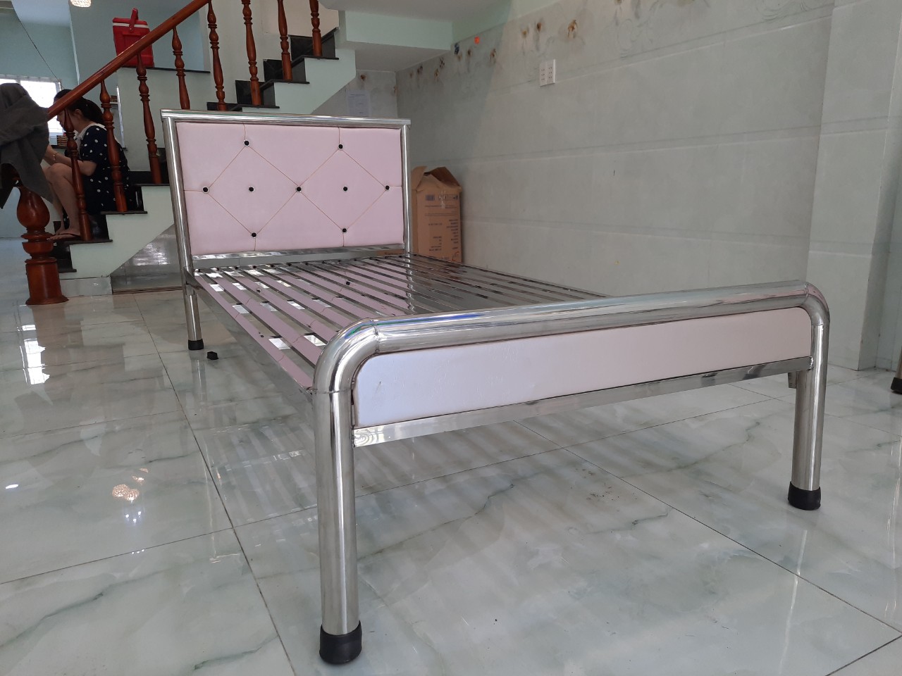 Giường ngủ inox tròn cao cấp nhiều kích thước cách điệu chấm nhỏ đầu giường