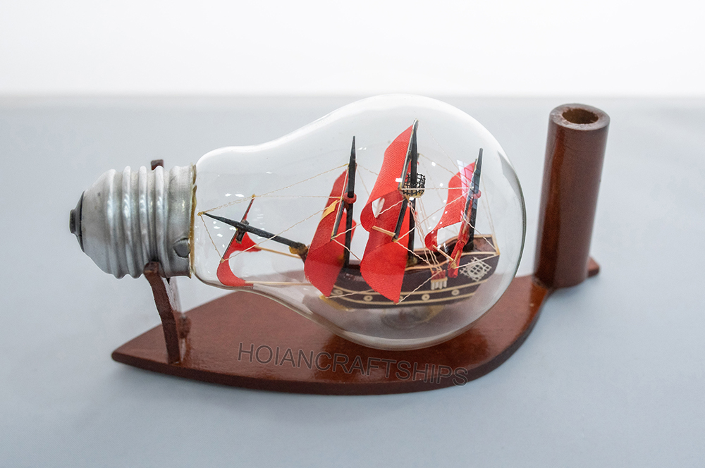 Thuyền gỗ mini Santa Maria trong bóng đèn