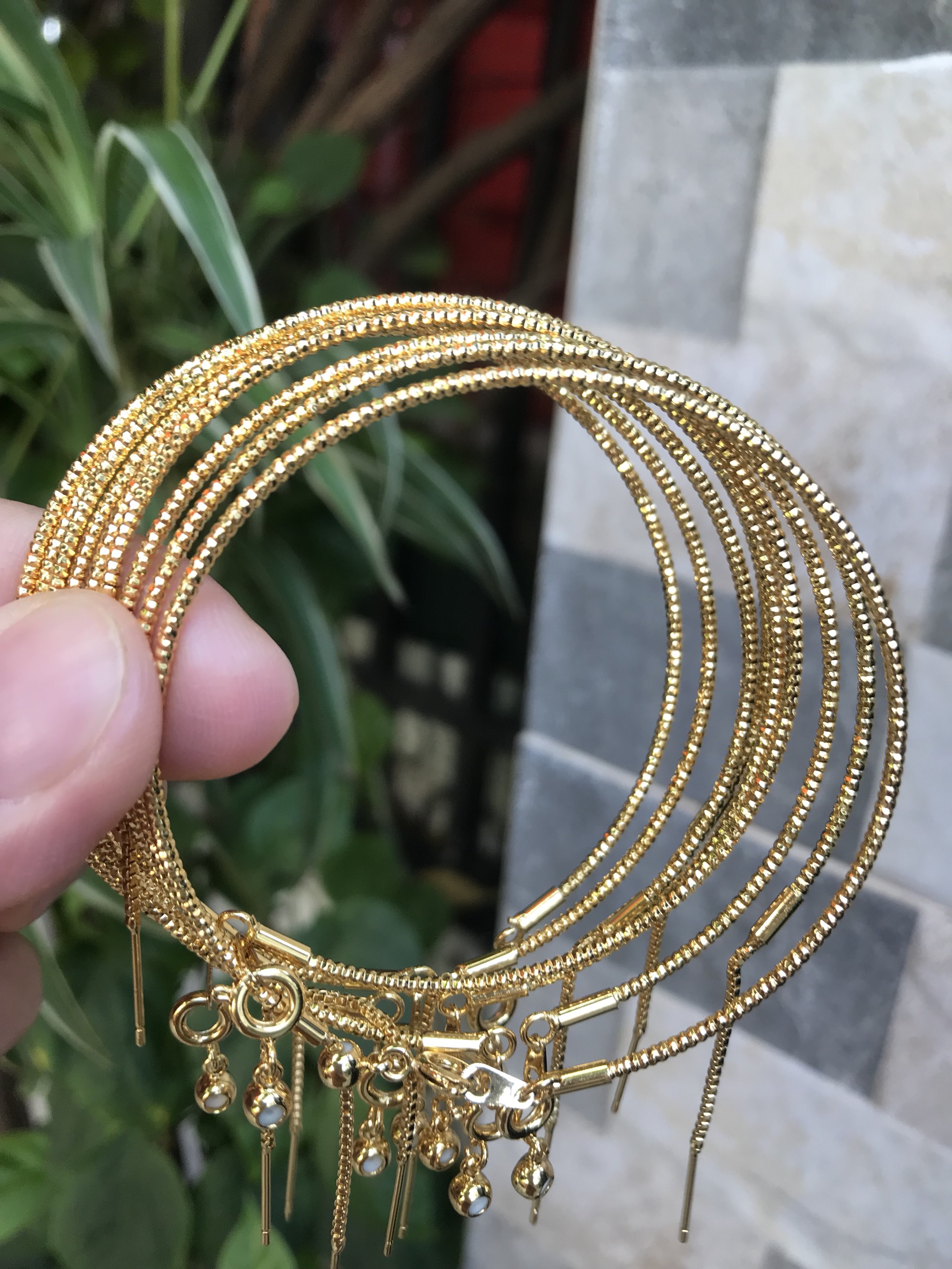 Vòng tay nữ mạ vàng các Chị về phối với hạt charm của mình đeo tay xinh lắm ạ