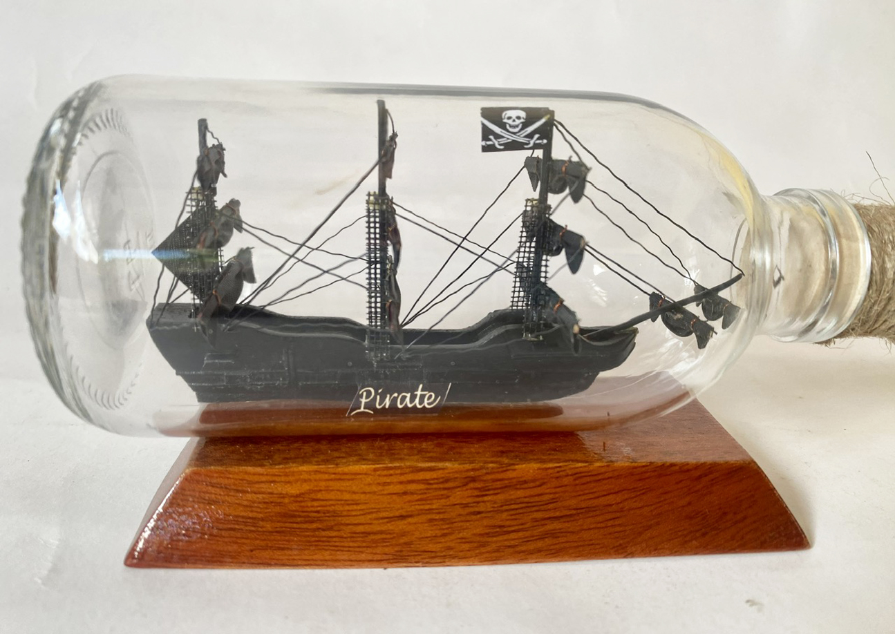 Thuyền Cướp biển trong chai nhỏ 17cm