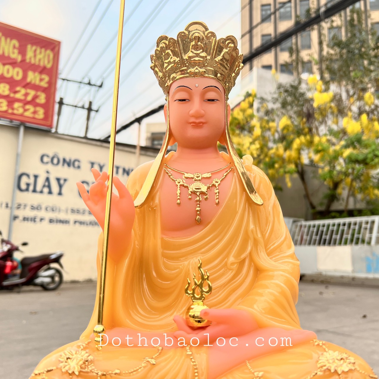 Tượng Địa Tạng Vương Bồ Tát ngồi trên đài sen bằng đá nhập khẩu cao cấp cao 40cm– màu vàng thạch anh