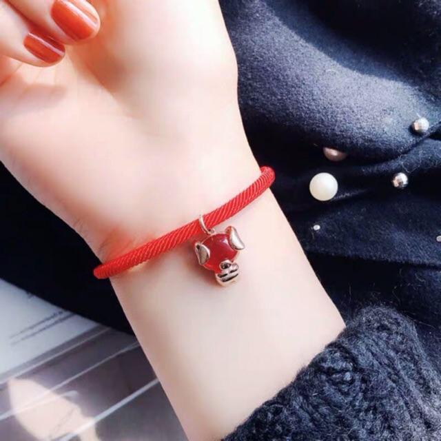 Vòng tay titan dây đỏ ủn ỉn