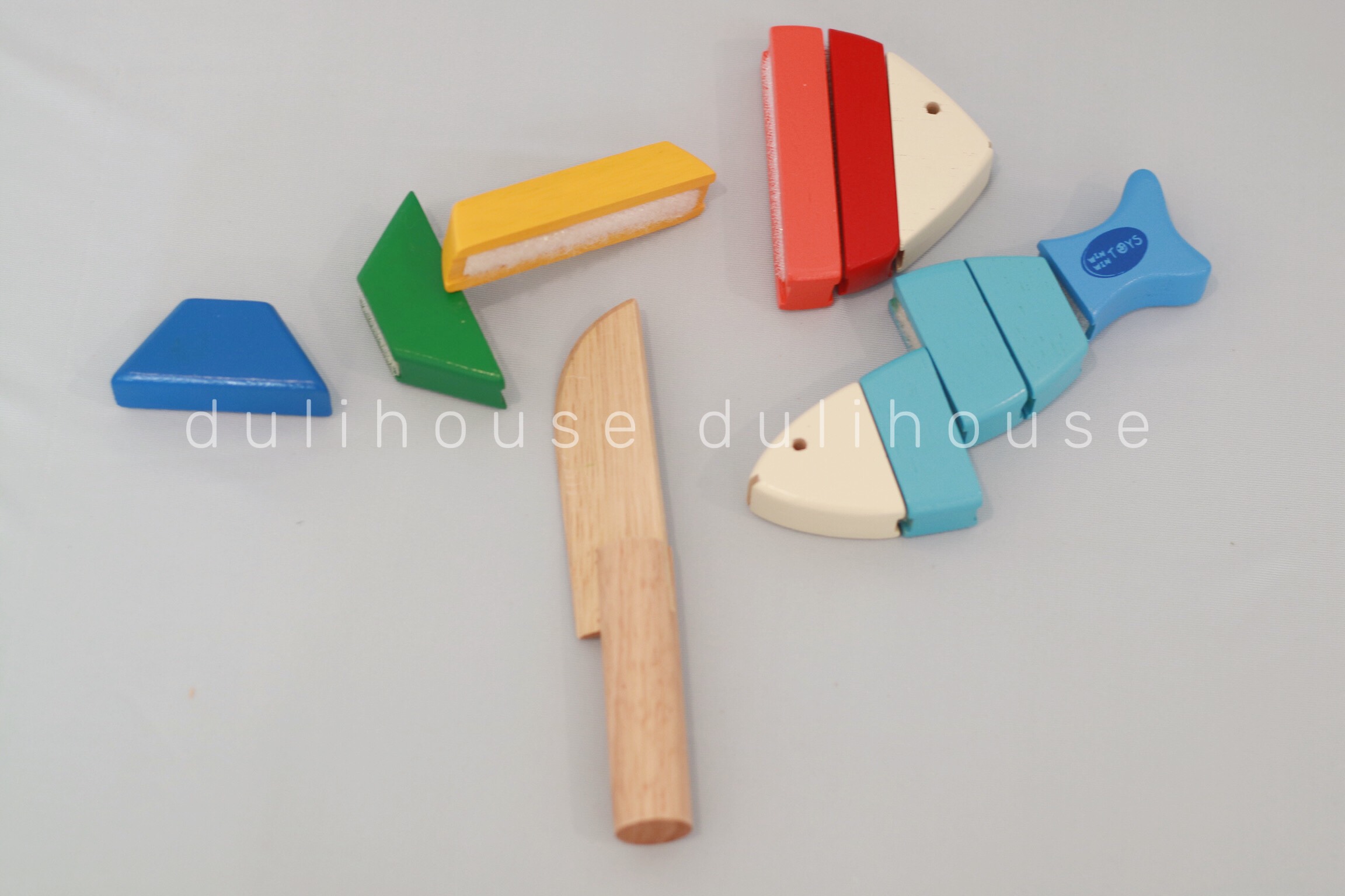 Đồ chơi gỗ cao cấp Bộ cắt 2 cá, hỗ trợ bé làm quen với các dụng cụ nhà bếp, khám phá các bộ phận động vật, nhận biết màu sắc & rèn luyện lực cơ cánh tay - Sản xuất tại Việt Nam